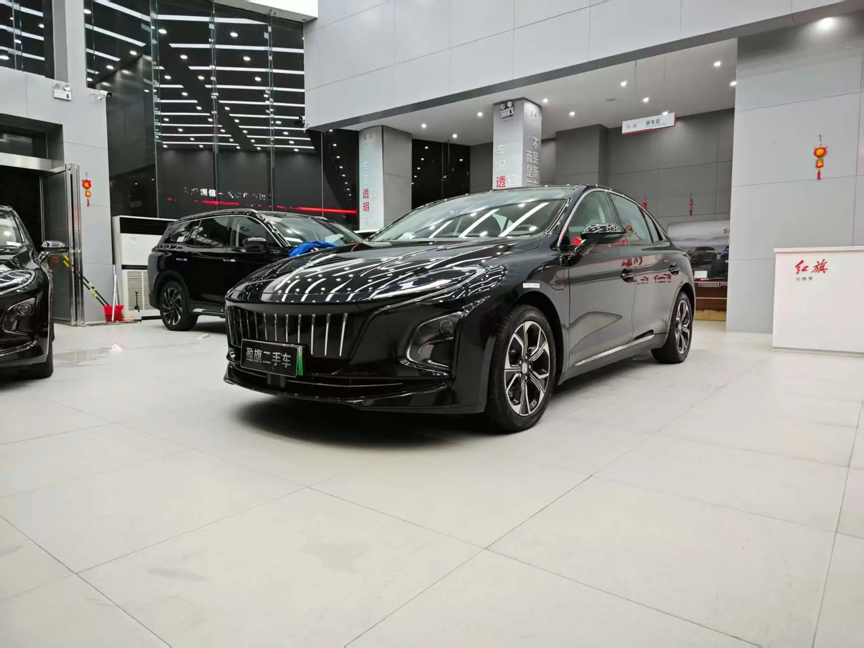 Hongqi E-QM5  из Китая