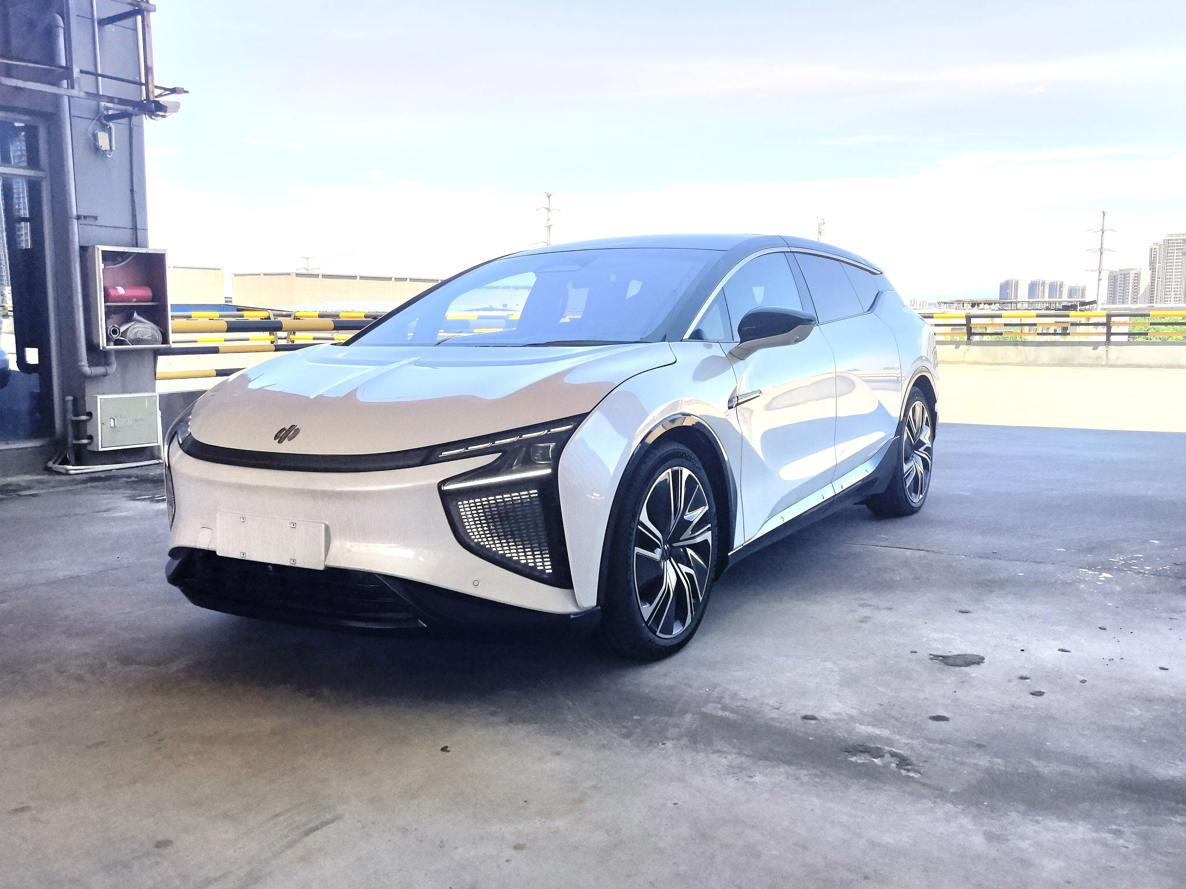 HiPhi X  из Китая