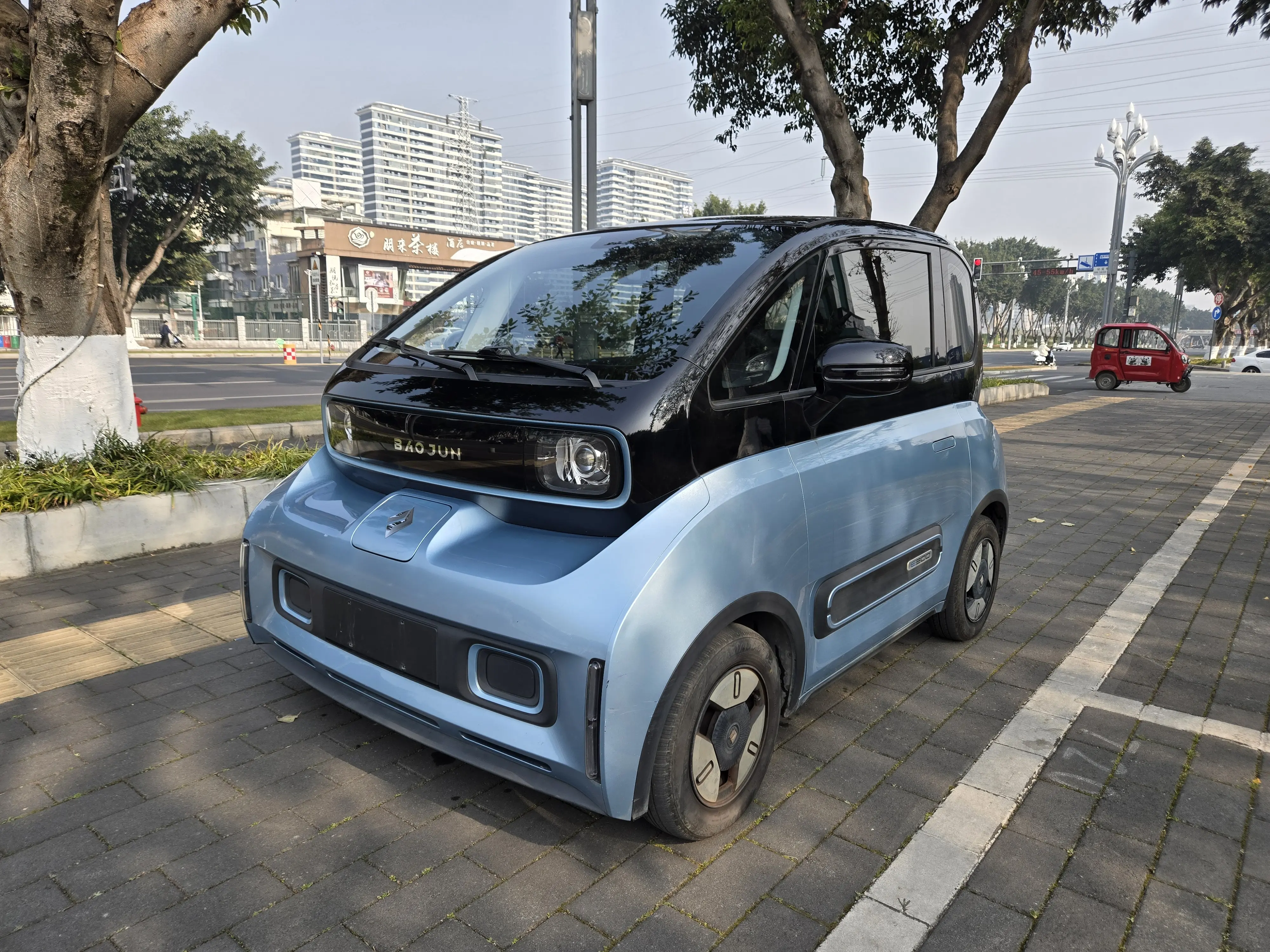 Baojun E300  из Китая