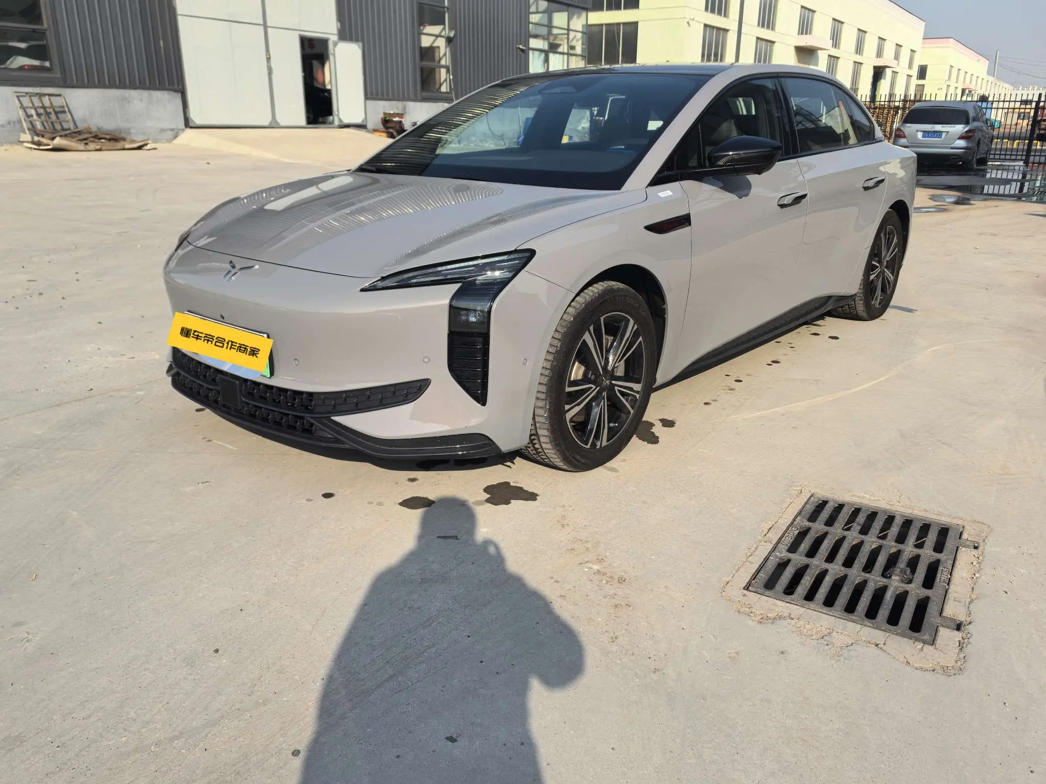 Hongqi EH7  из Китая