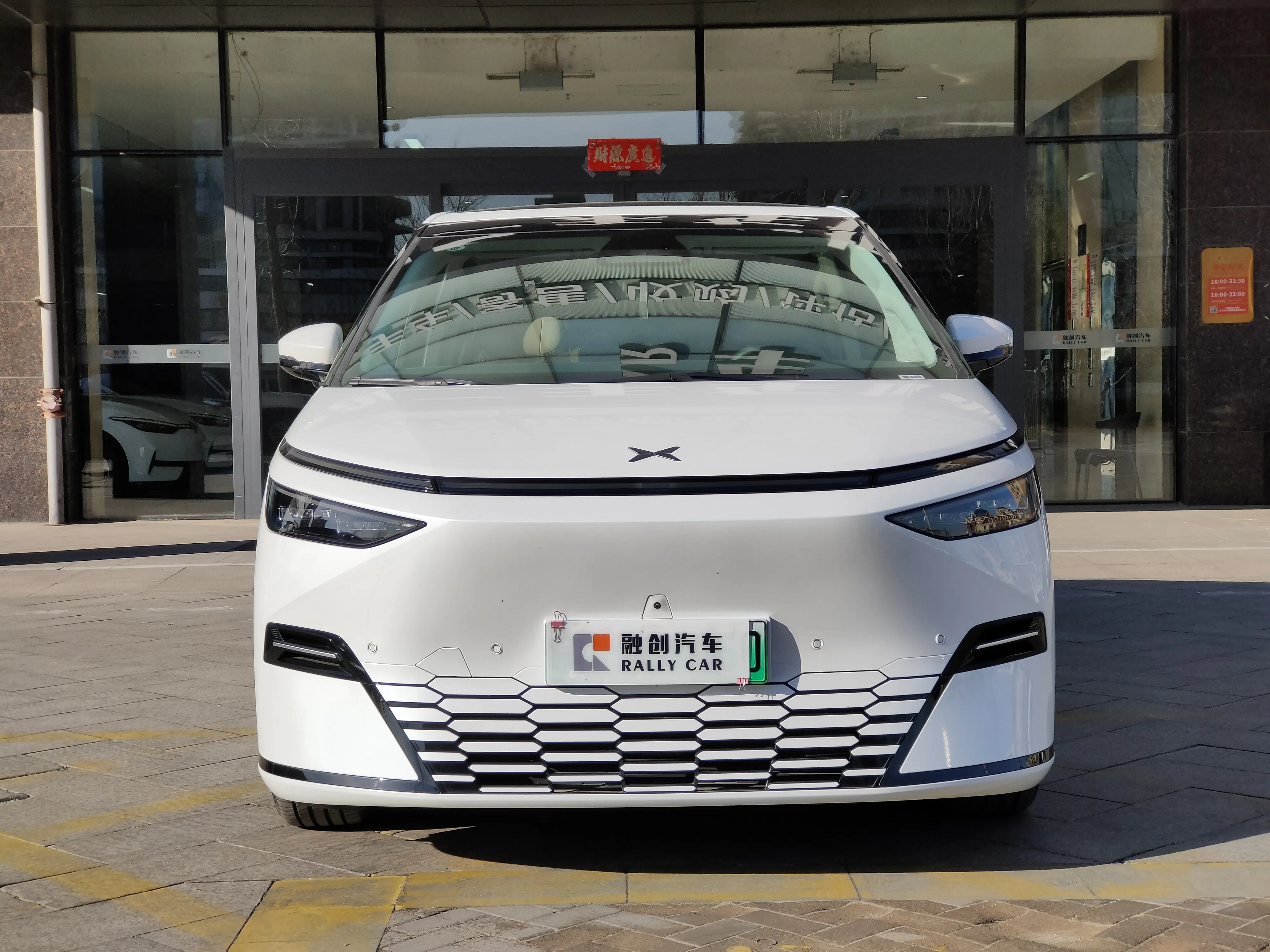 Xpeng X9  из Китая