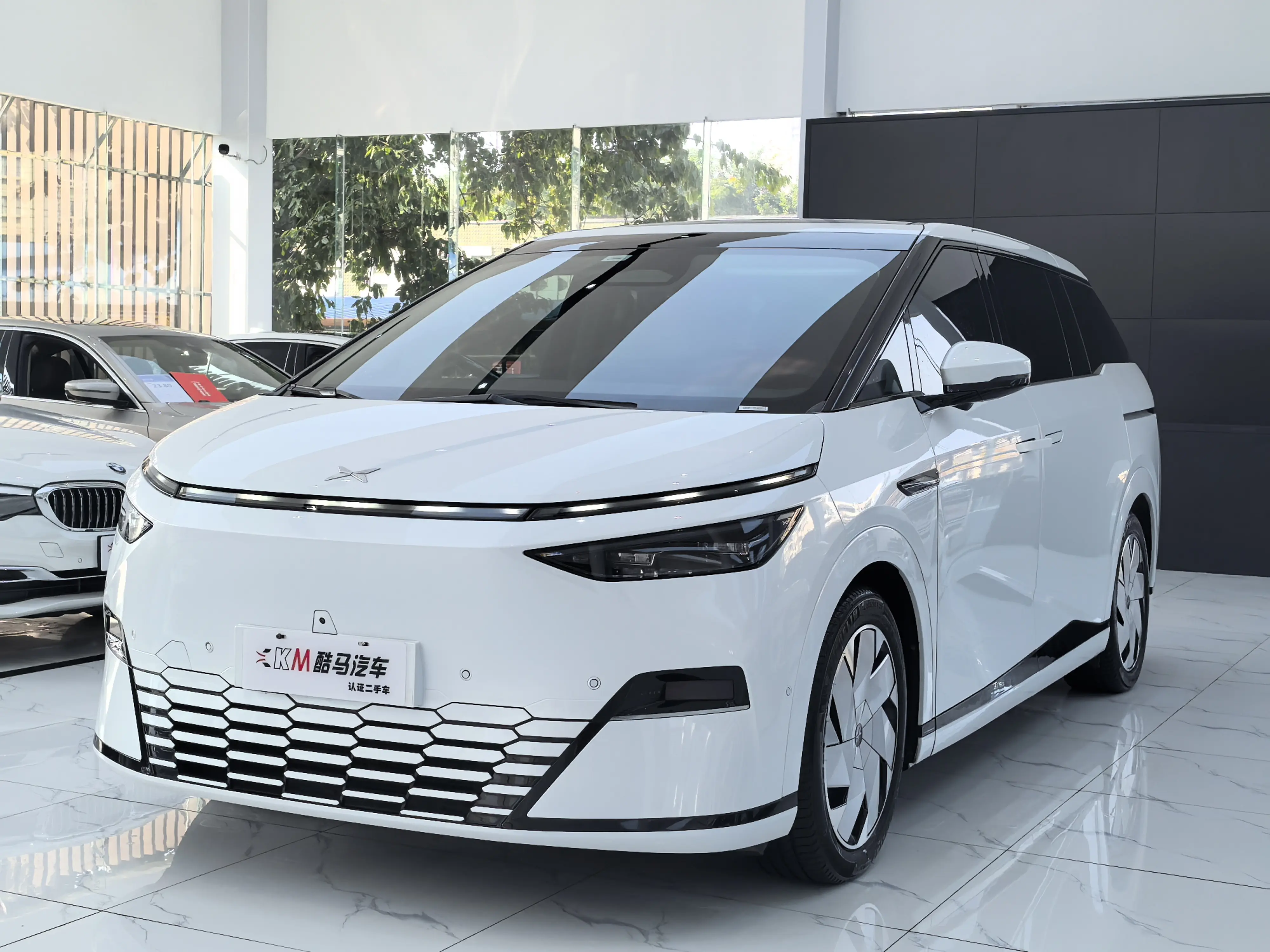 Xpeng X9  из Китая