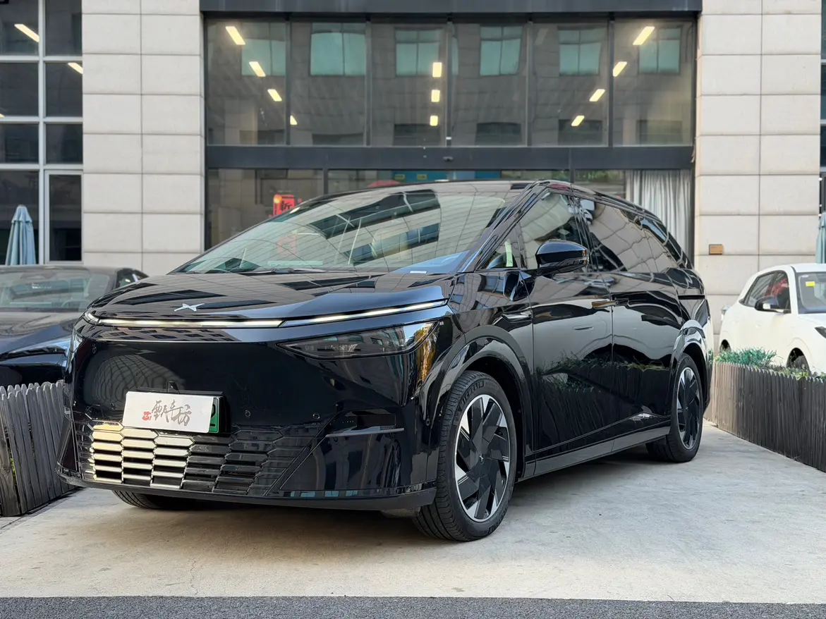 Xpeng X9  из Китая