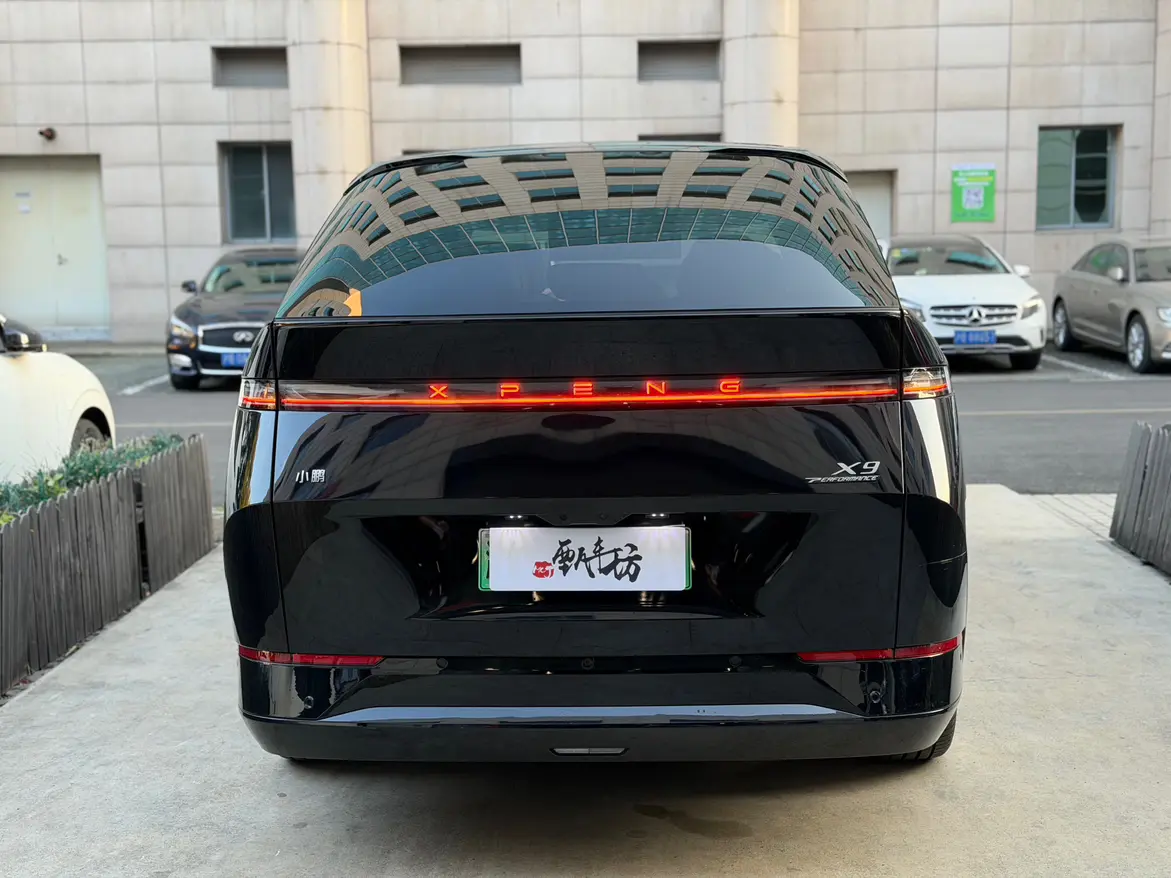 Xpeng X9  из Китая