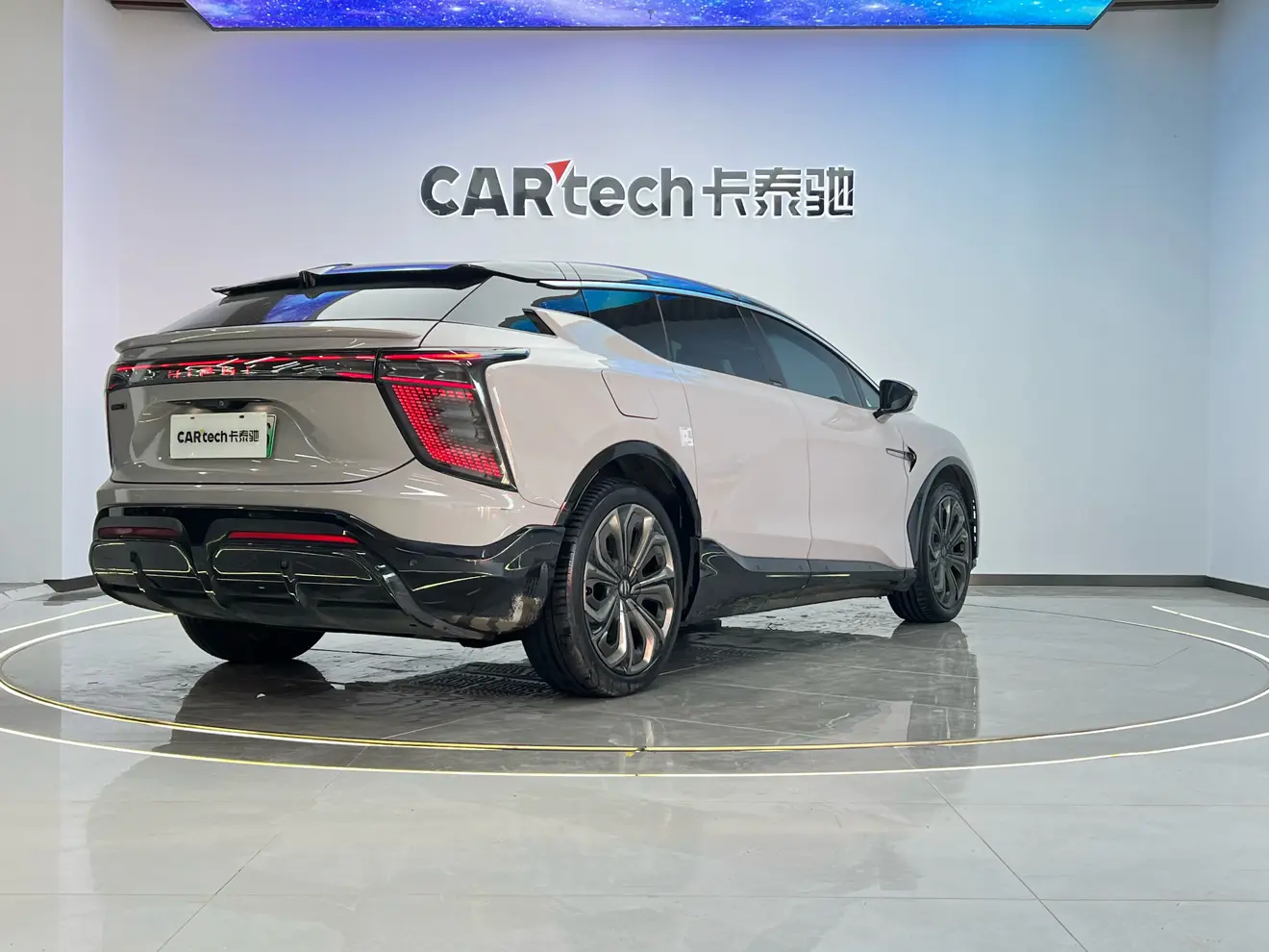 HiPhi X  из Китая