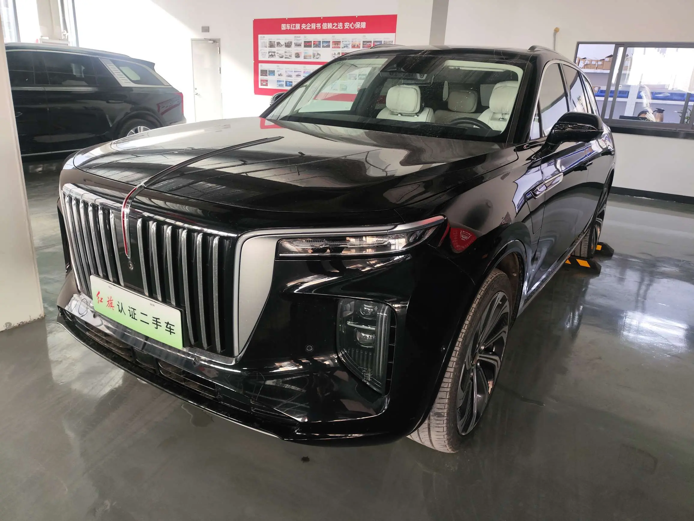 Hongqi E-HS9  из Китая