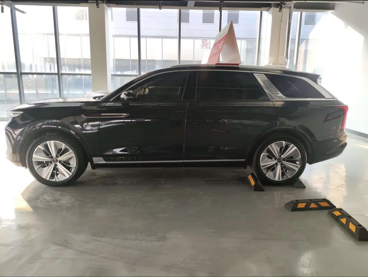 Hongqi E-HS9  из Китая