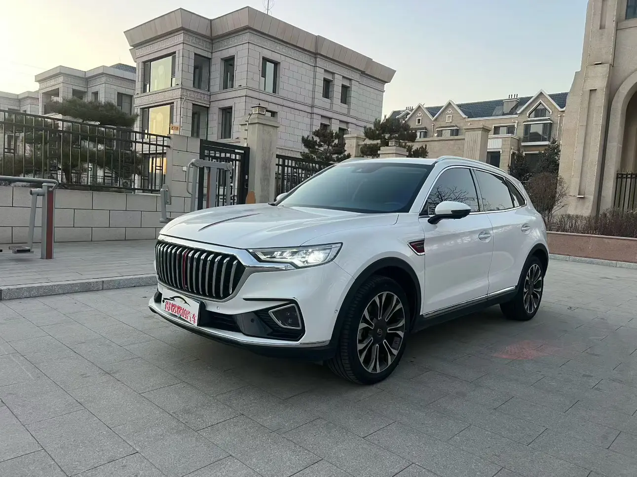 Hongqi HS5  из Китая