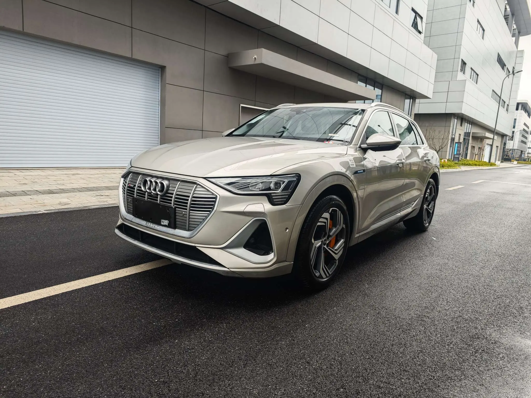 Audi e-tron  из Китая