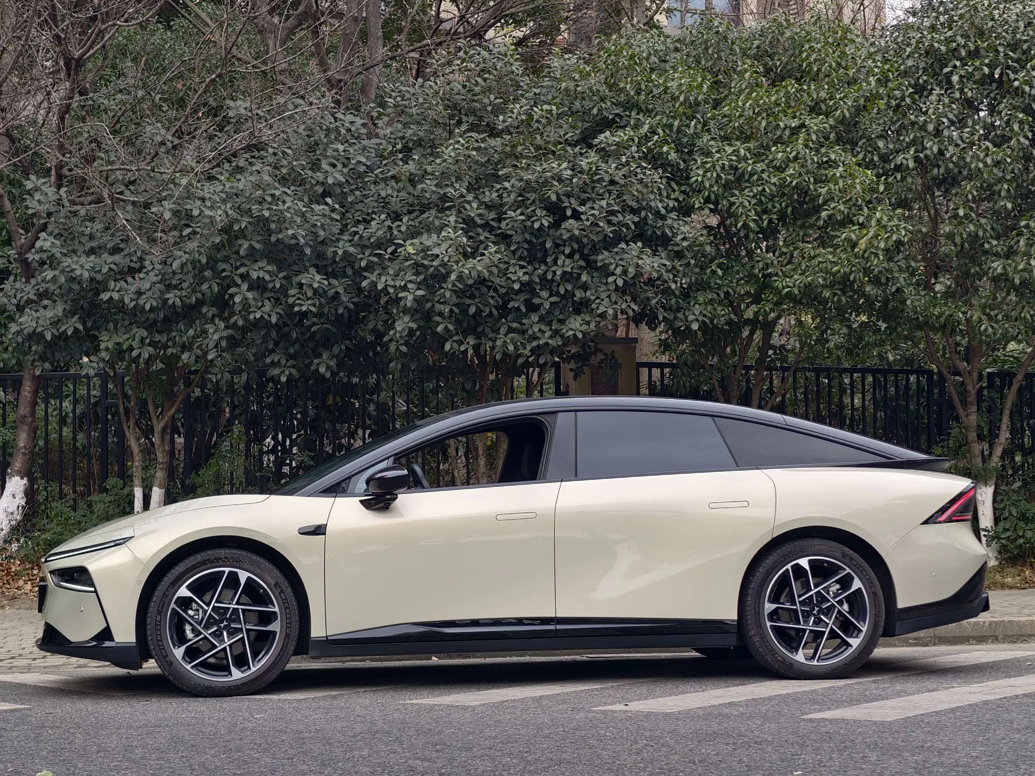 Xpeng P7+  из Китая