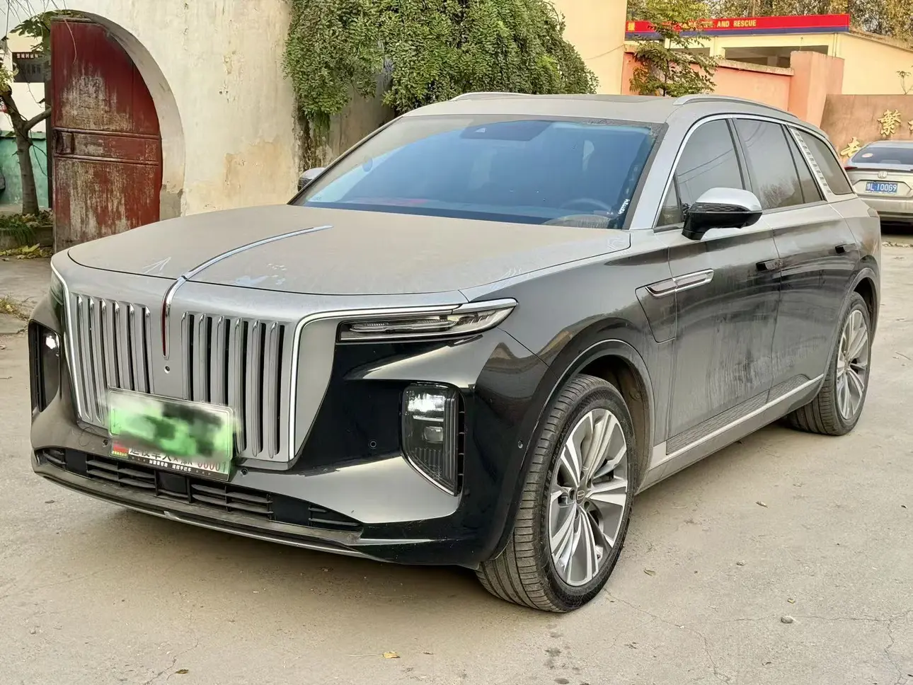Hongqi E-HS9  из Китая