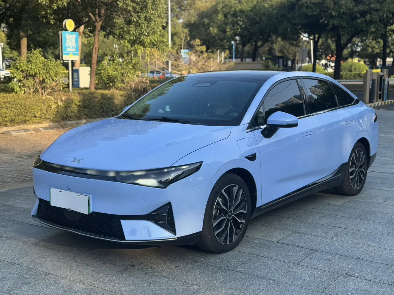 Xpeng P5  из Китая