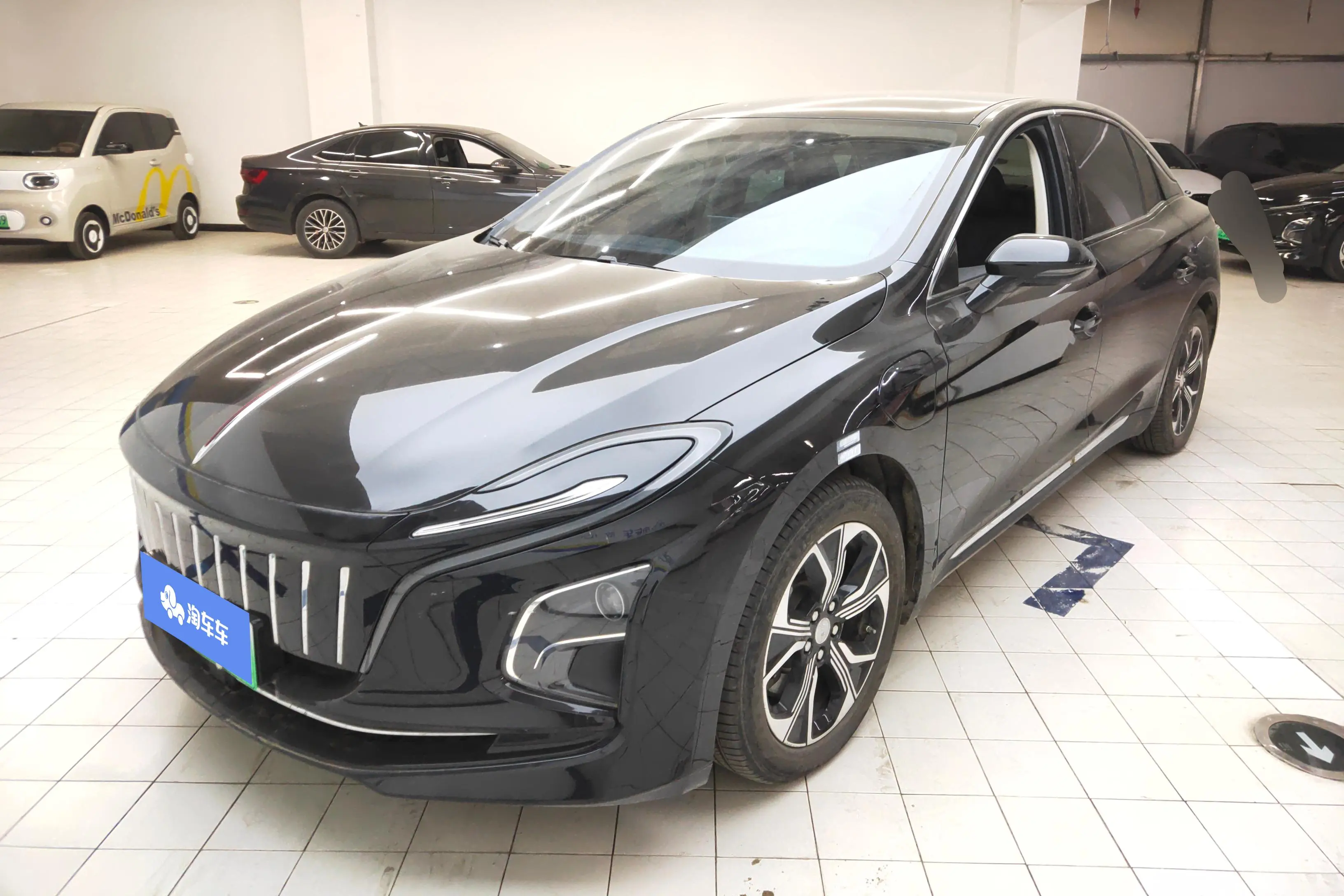 Hongqi E-QM5  из Китая