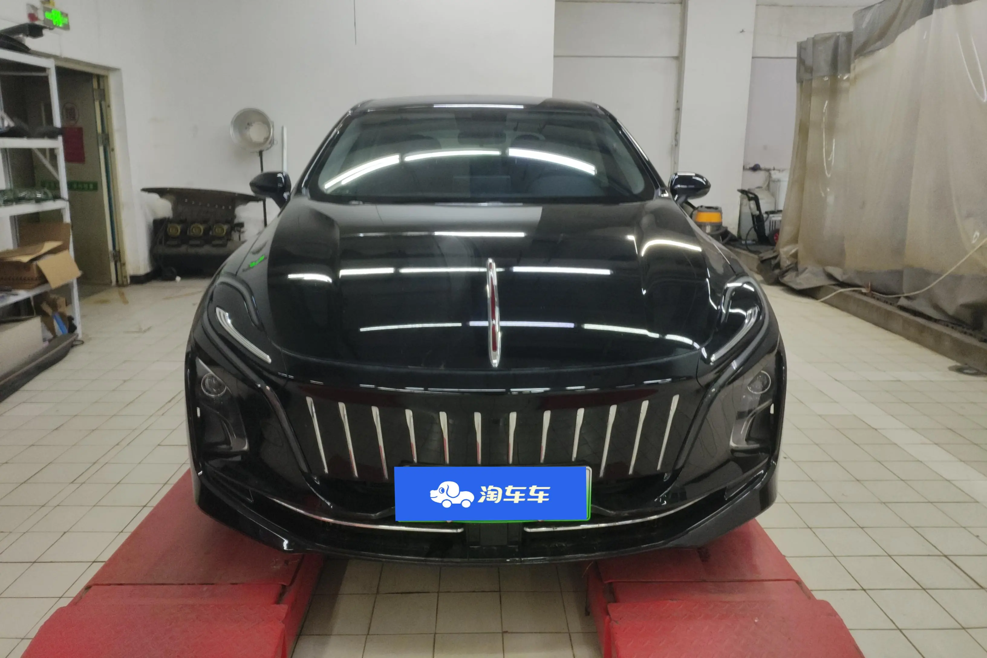 Hongqi E-QM5  из Китая