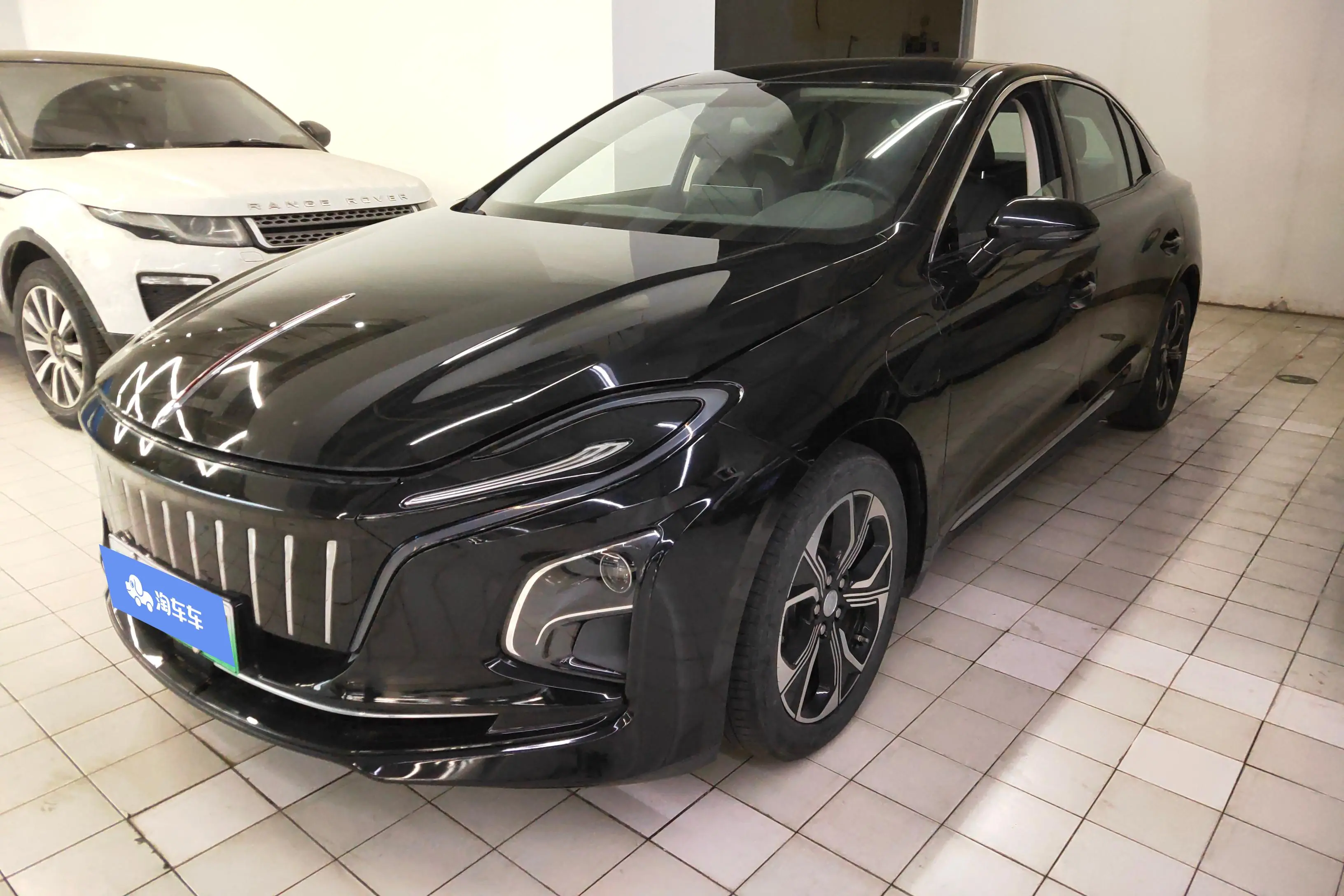 Hongqi E-QM5  из Китая