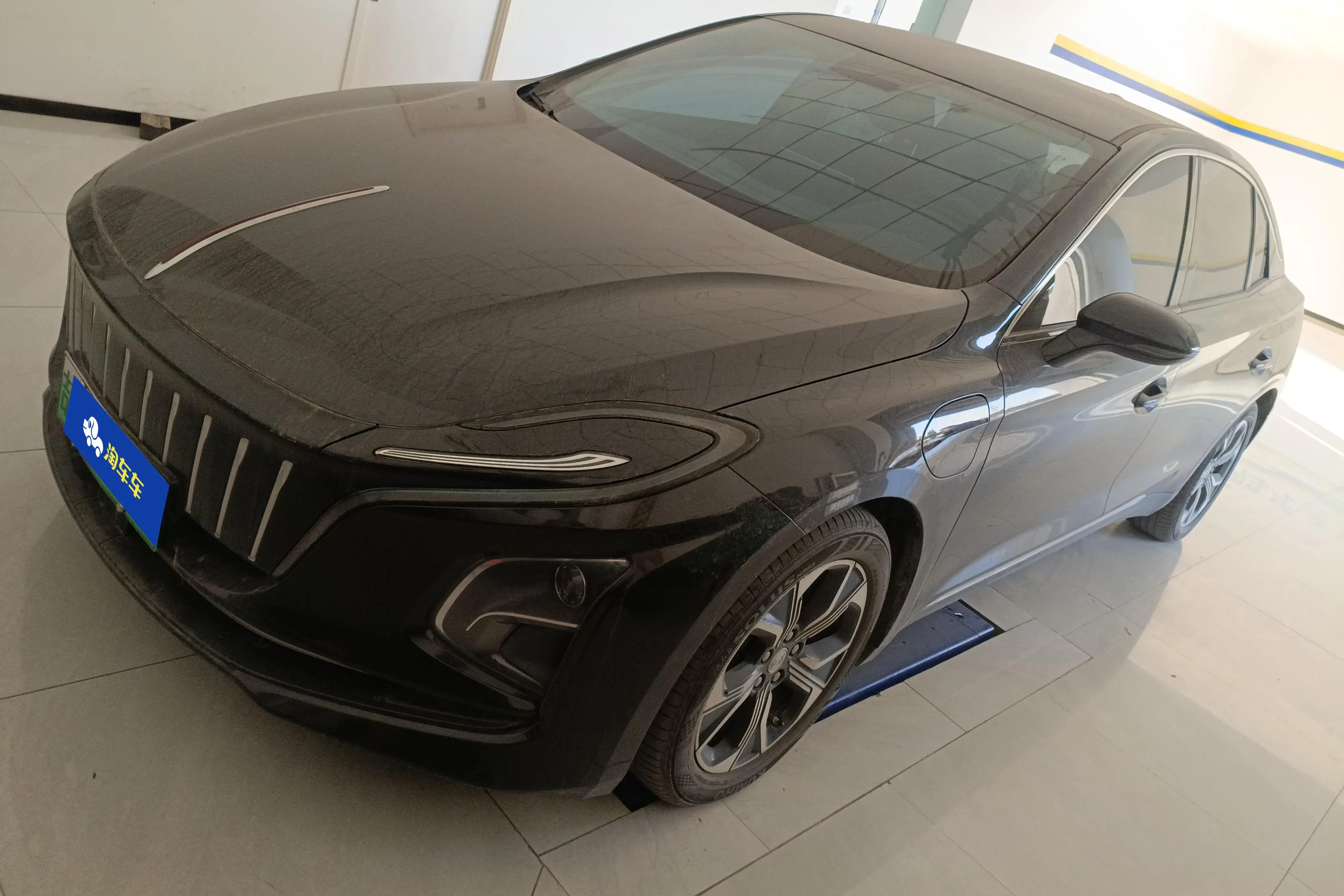 Hongqi E-QM5  из Китая