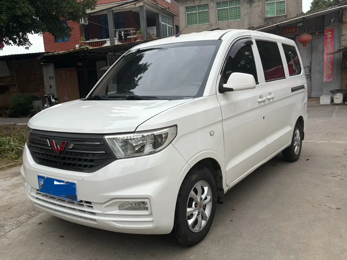 Wuling Hongguang V  из Китая