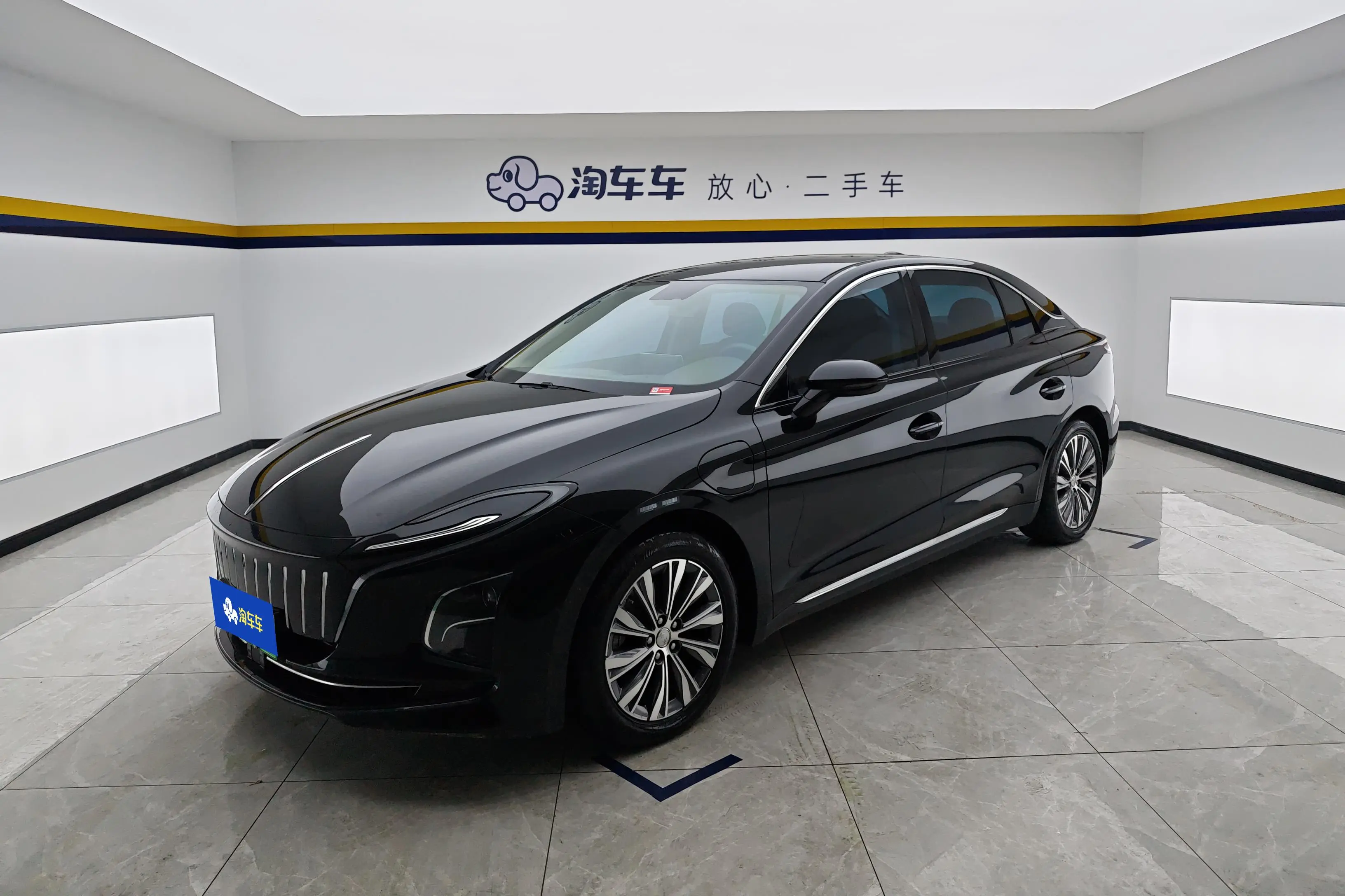 Hongqi E-QM5  из Китая
