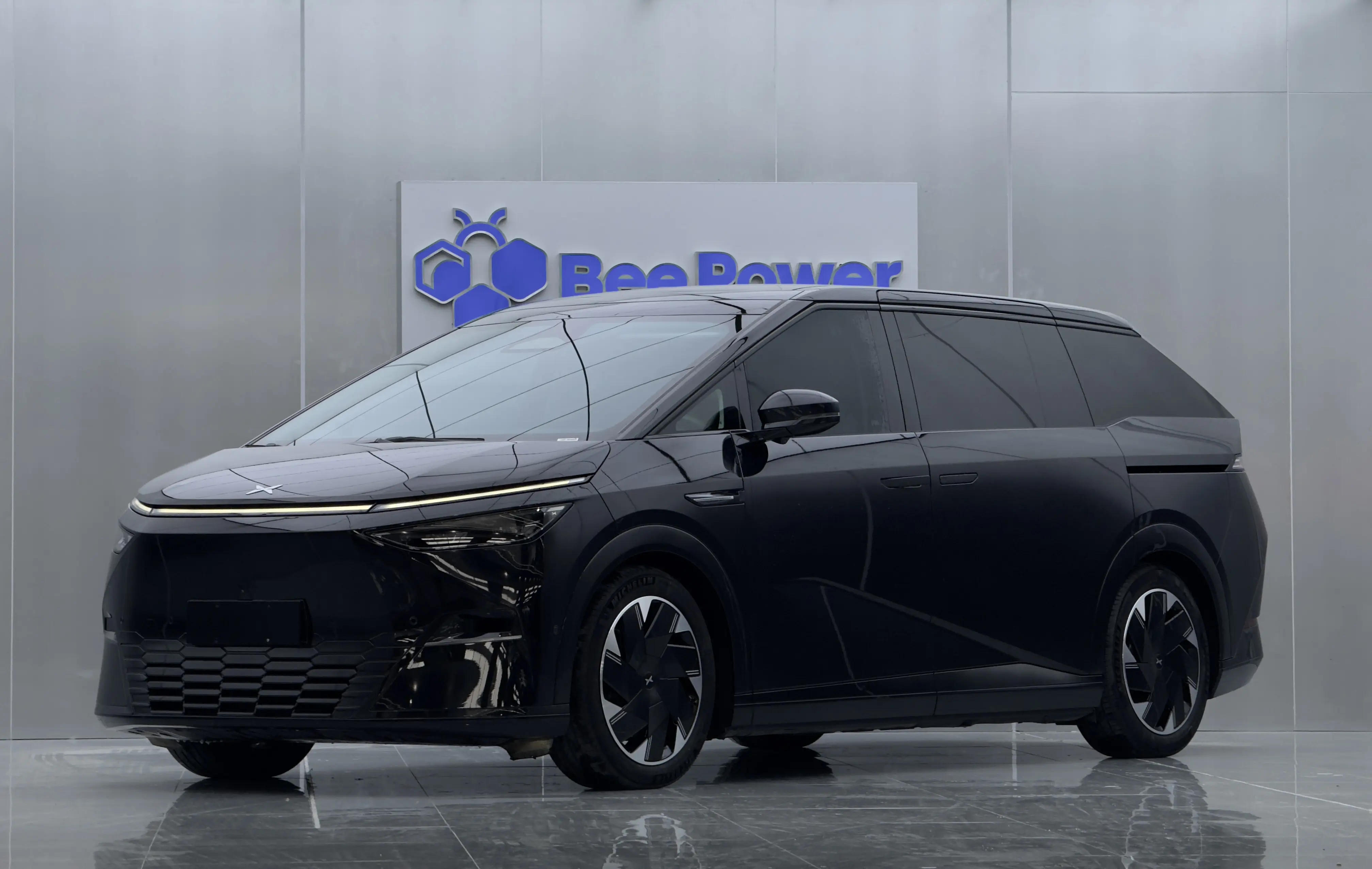 Xpeng X9  из Китая