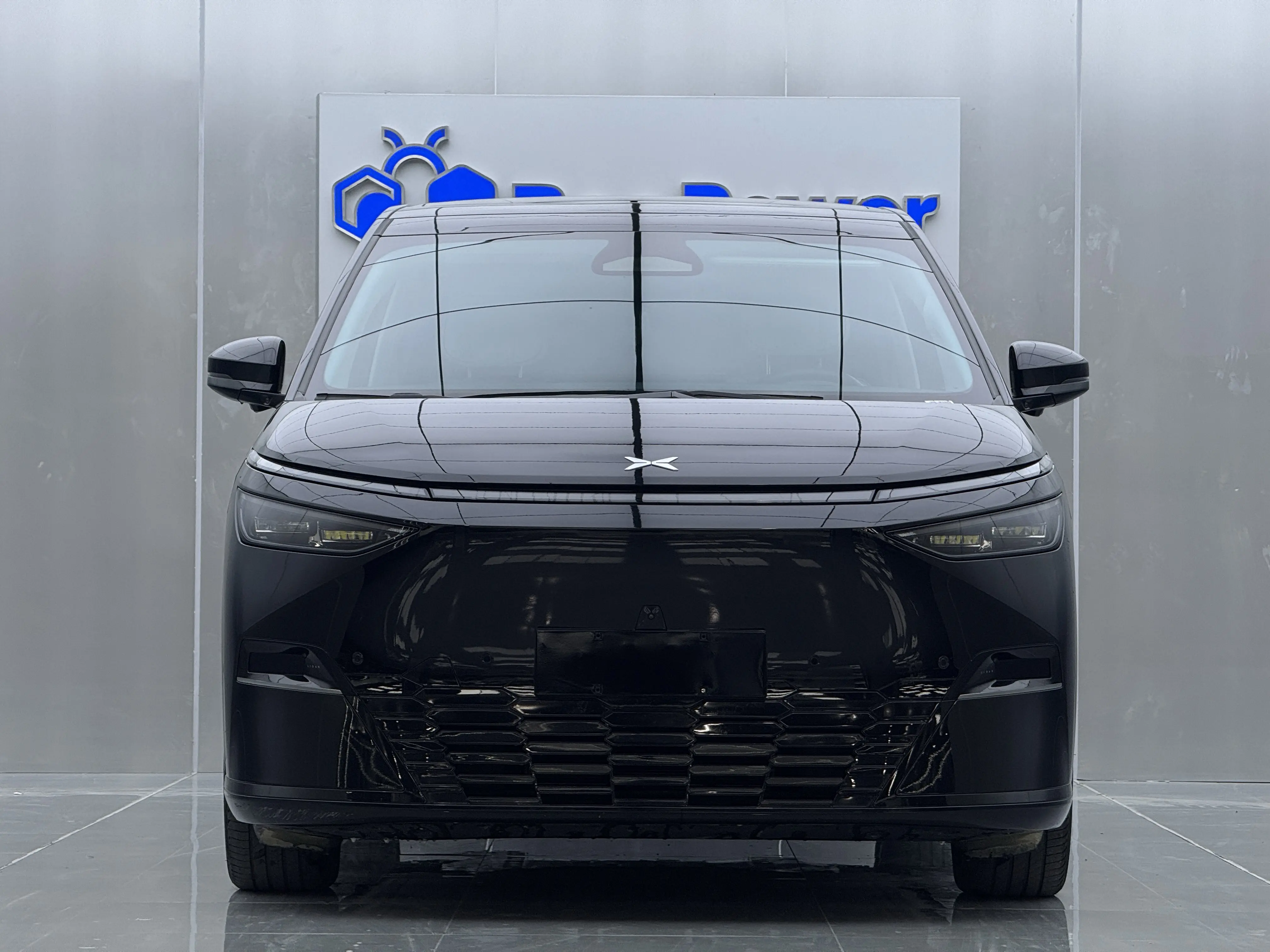 Xpeng X9  из Китая