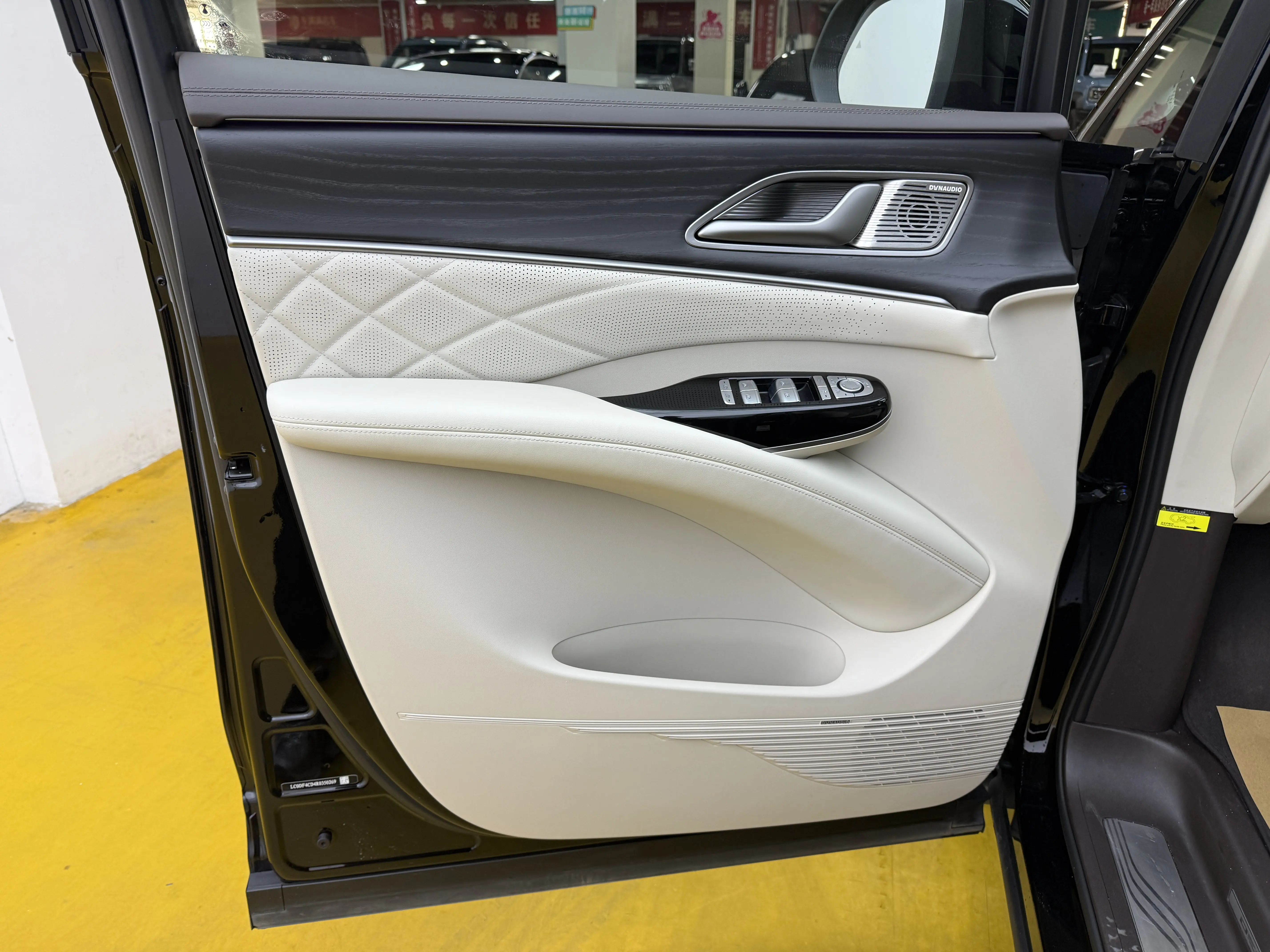 Denza D9 EV  из Китая