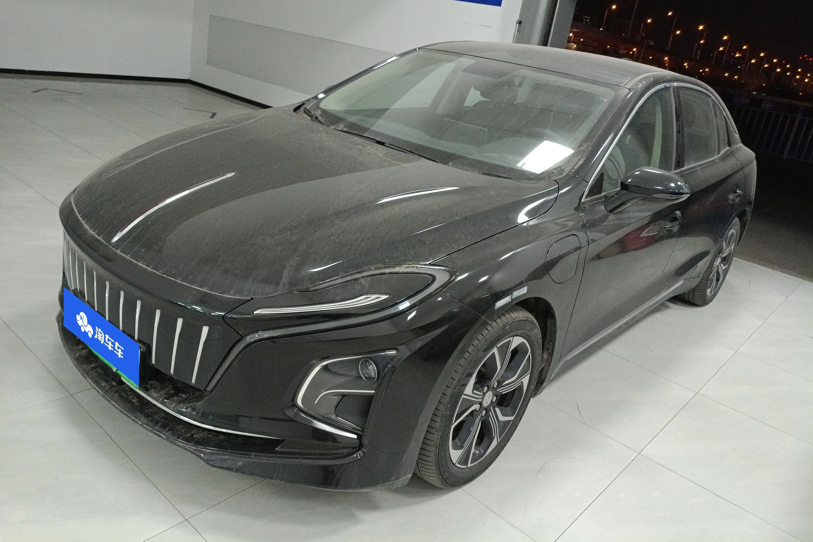 Hongqi E-QM5  из Китая