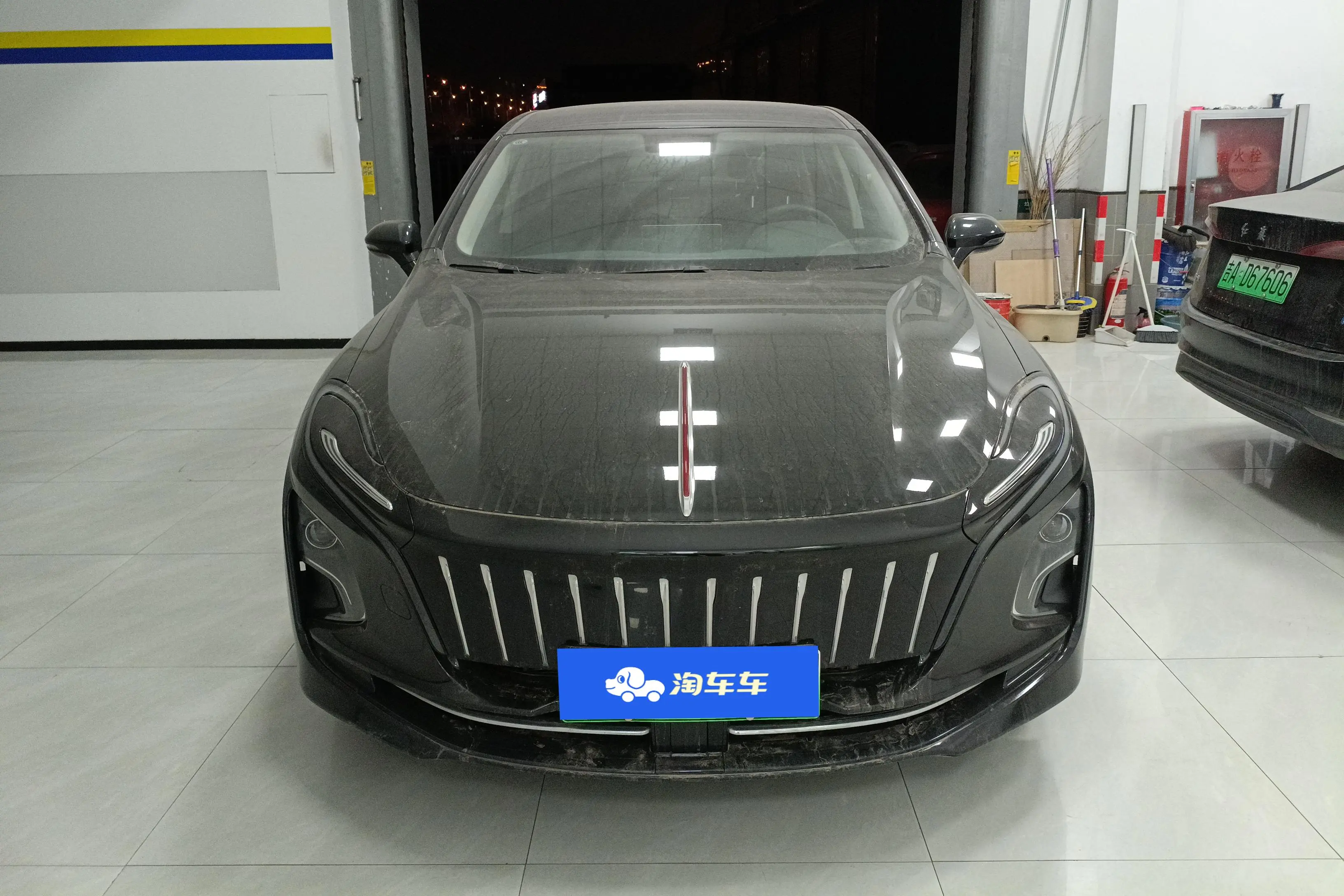 Hongqi E-QM5  из Китая