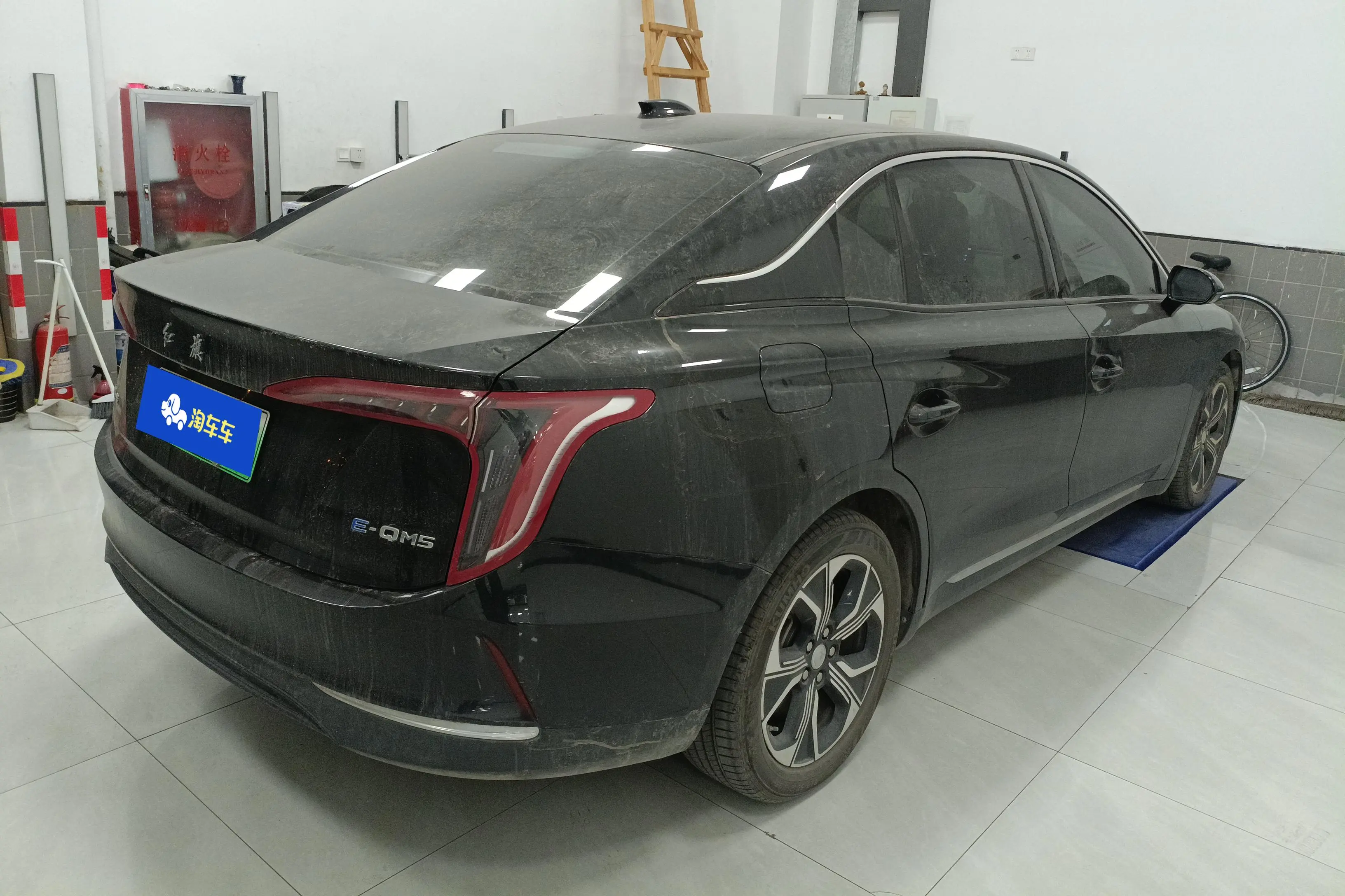 Hongqi E-QM5  из Китая