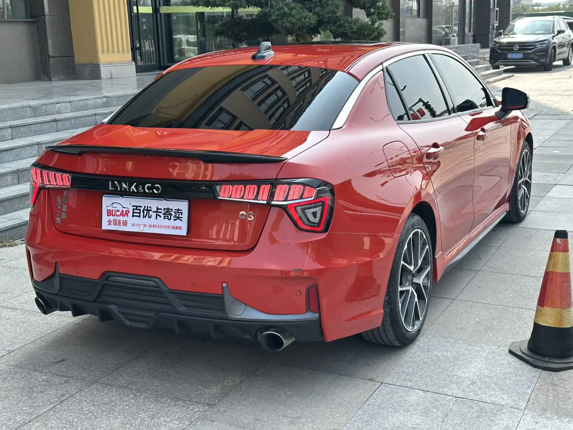 Lynk & Co 03