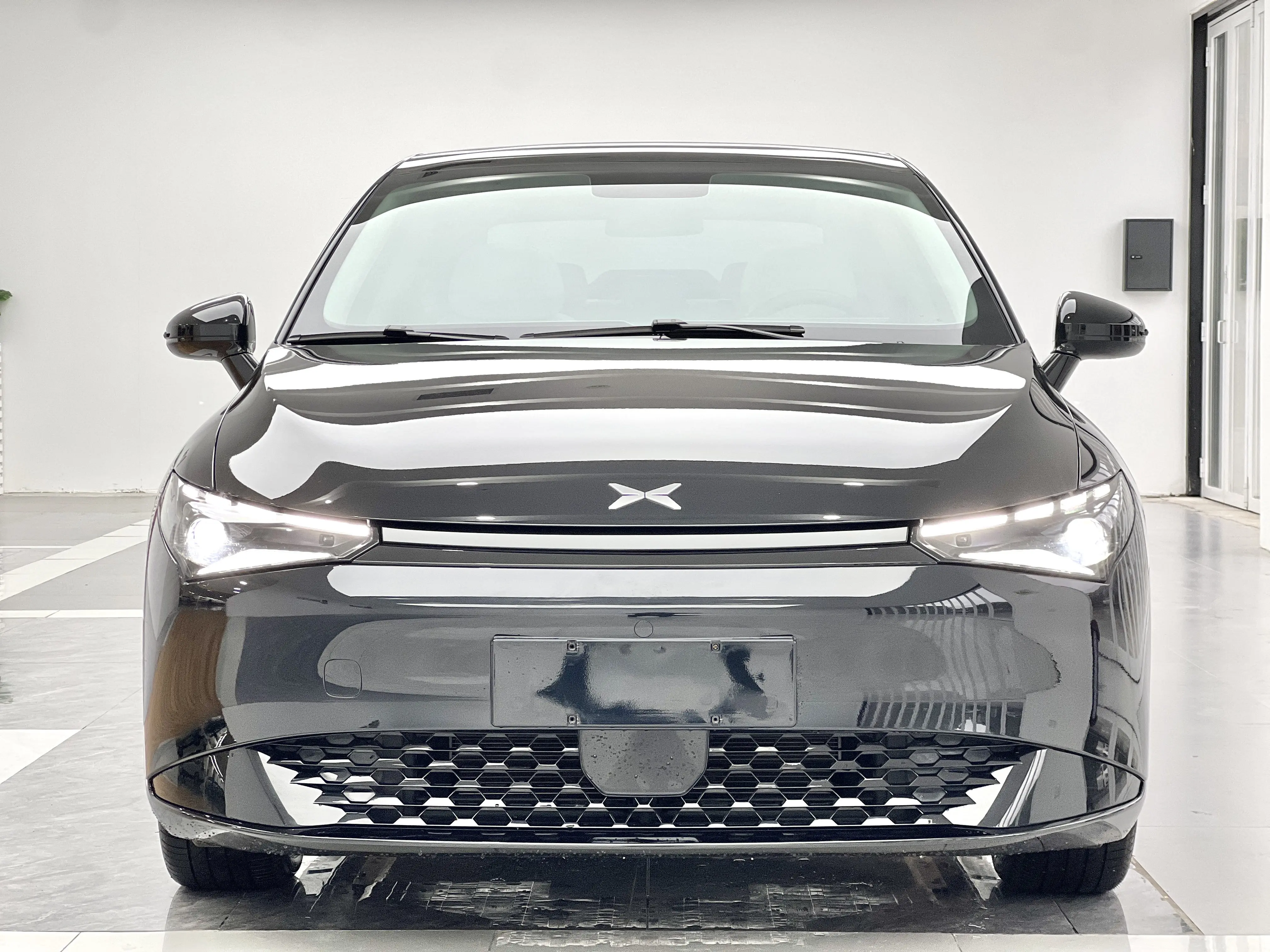 Xpeng P5  из Китая