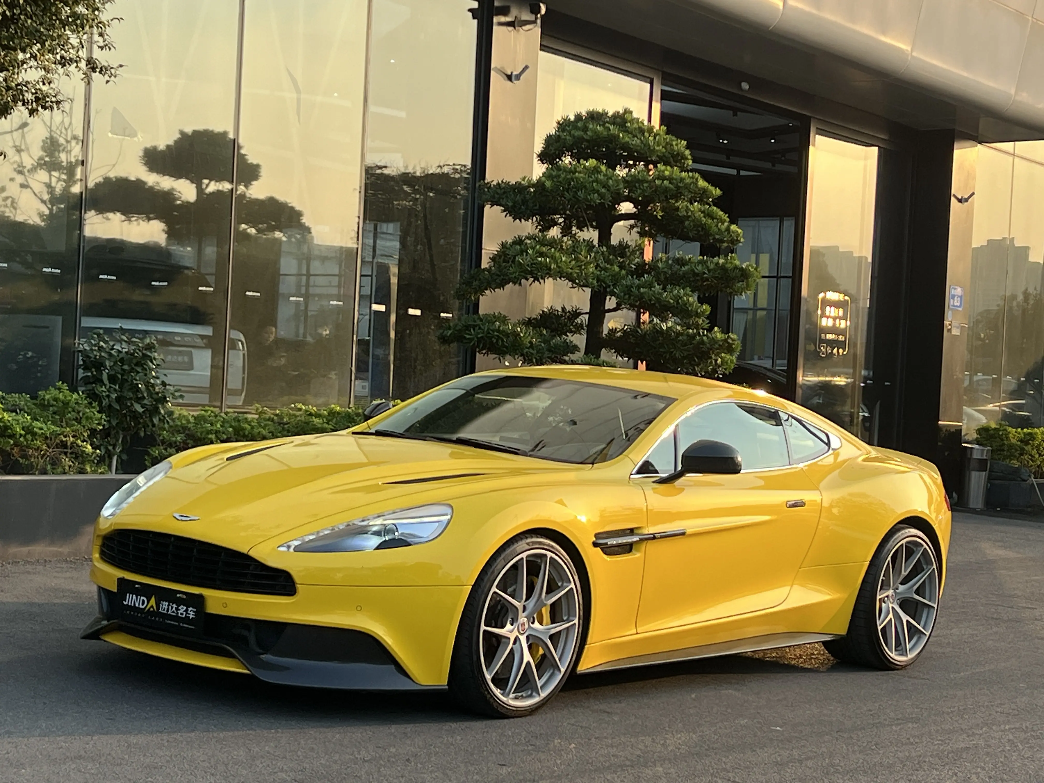 Aston Martin Vanquish  из Китая