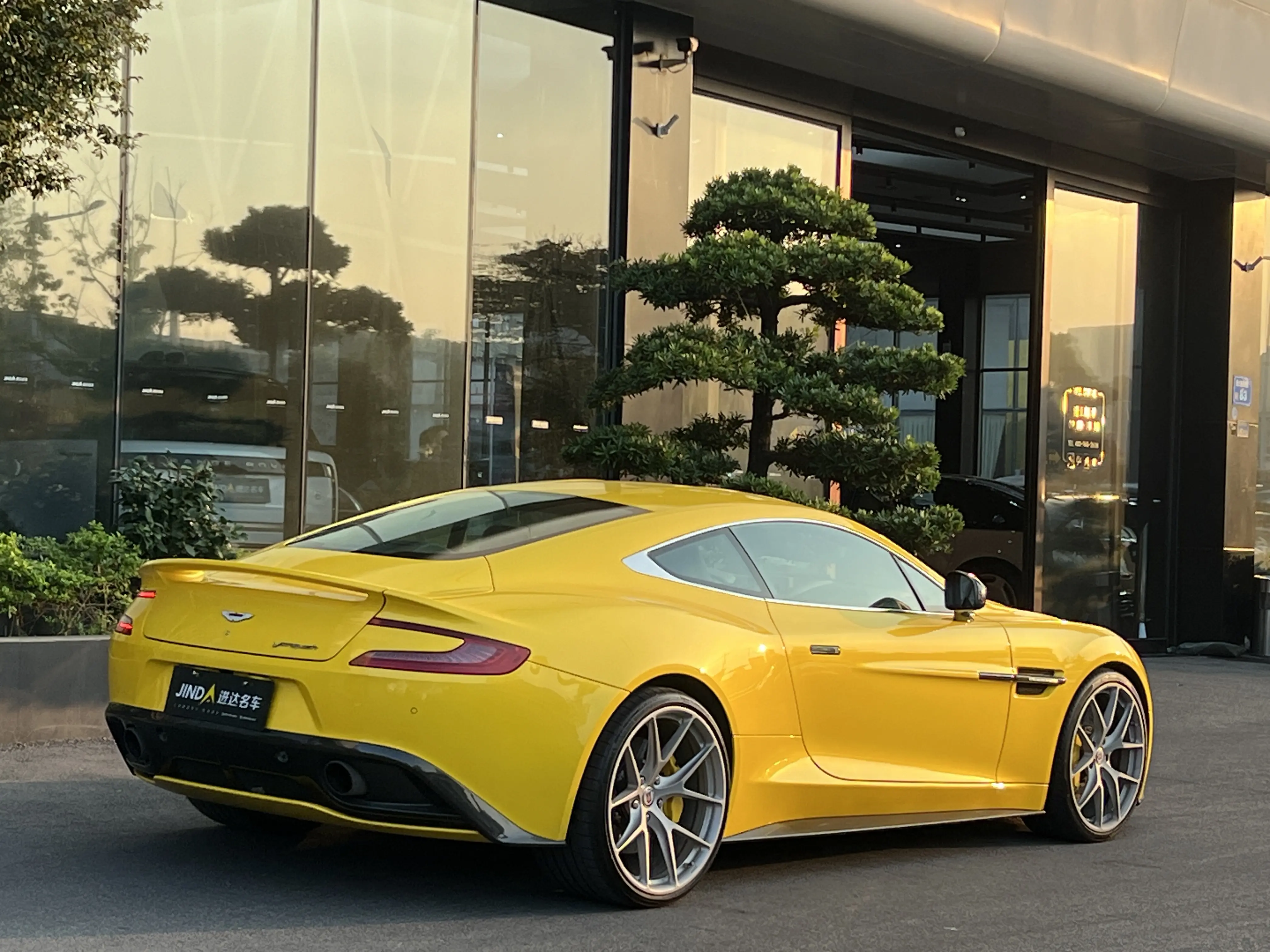 Aston Martin Vanquish  из Китая