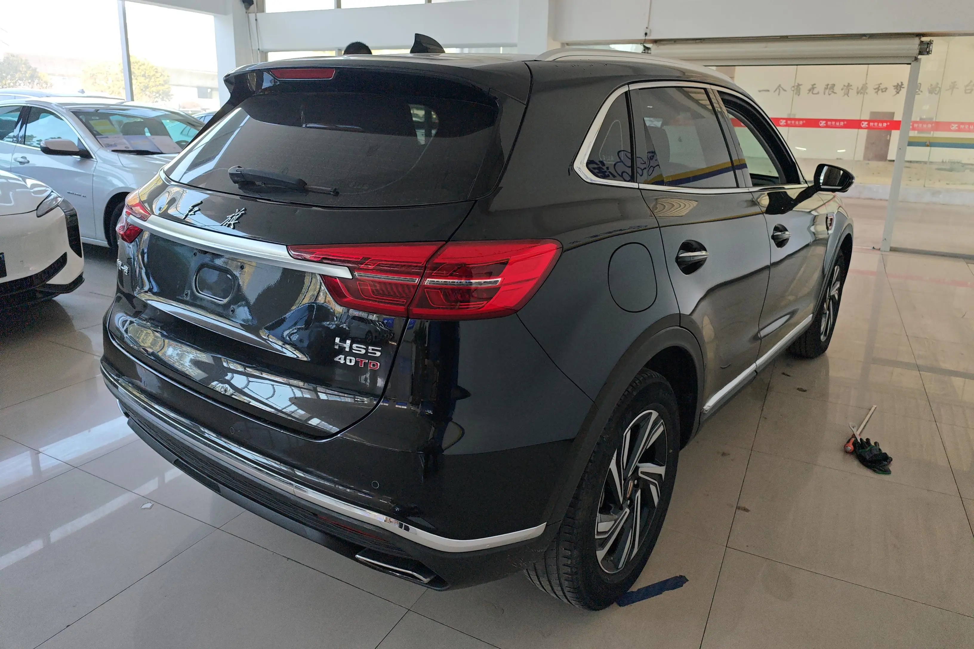 Hongqi HS5  из Китая