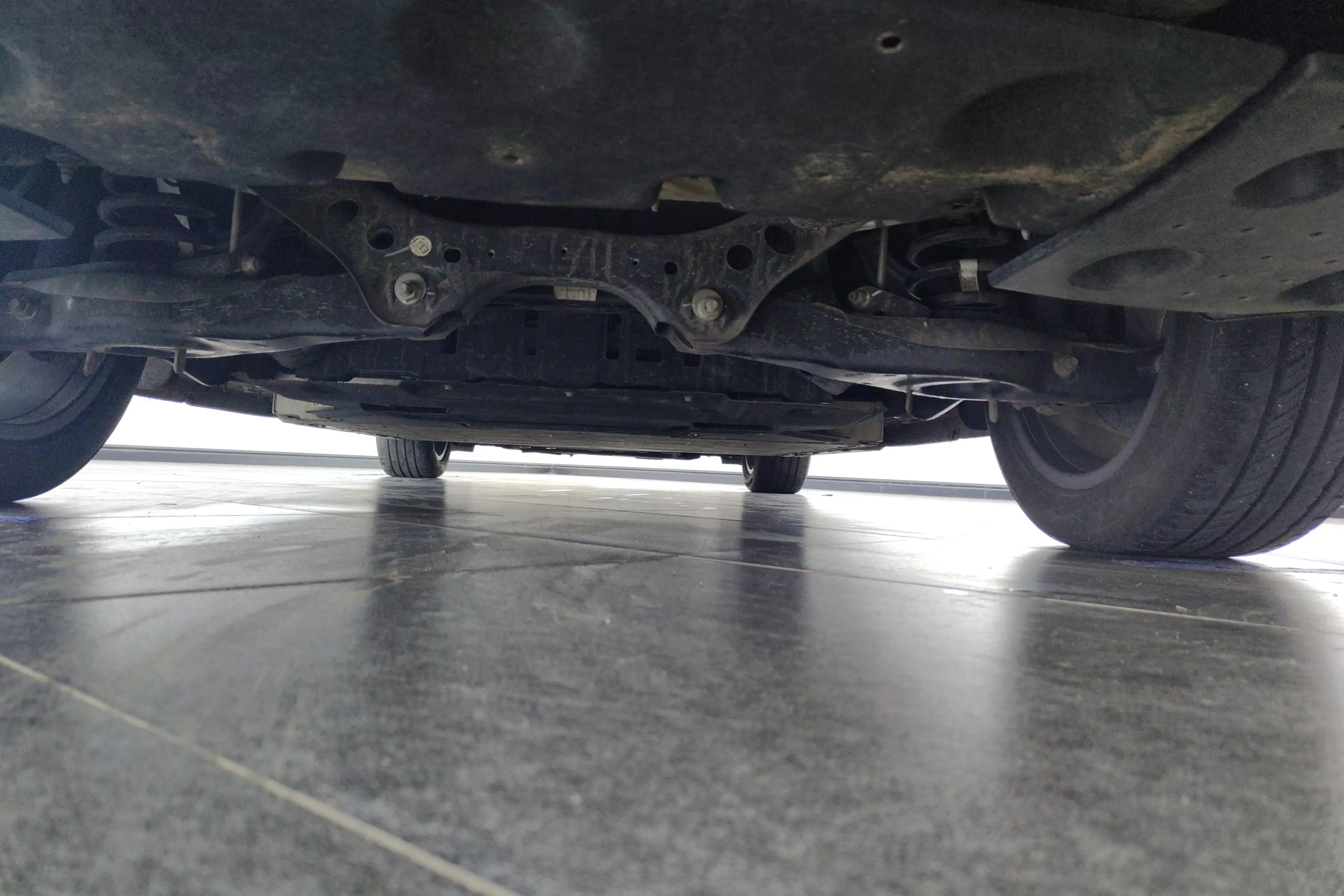 Hongqi E-QM5  из Китая