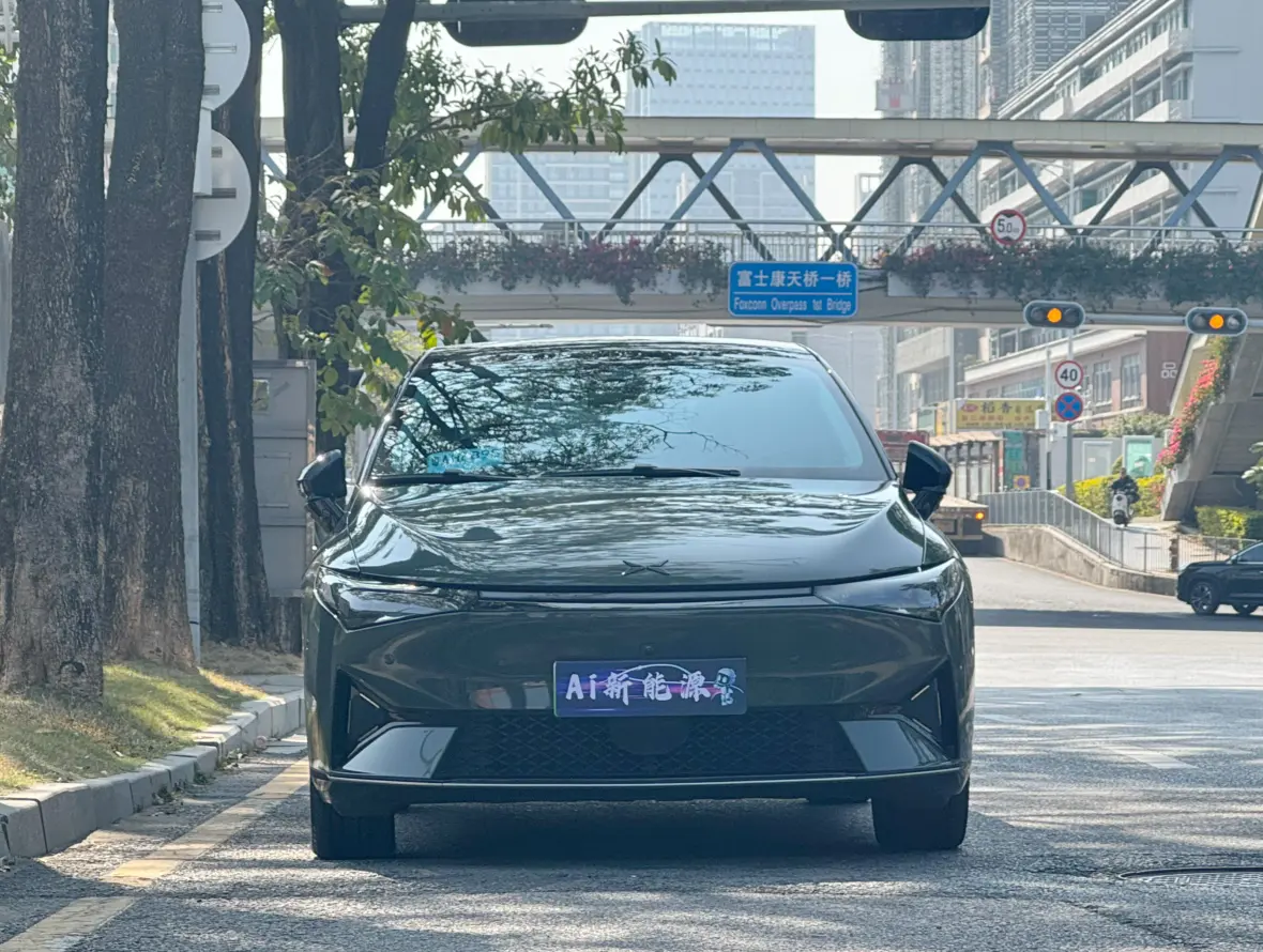 Xpeng P5  из Китая