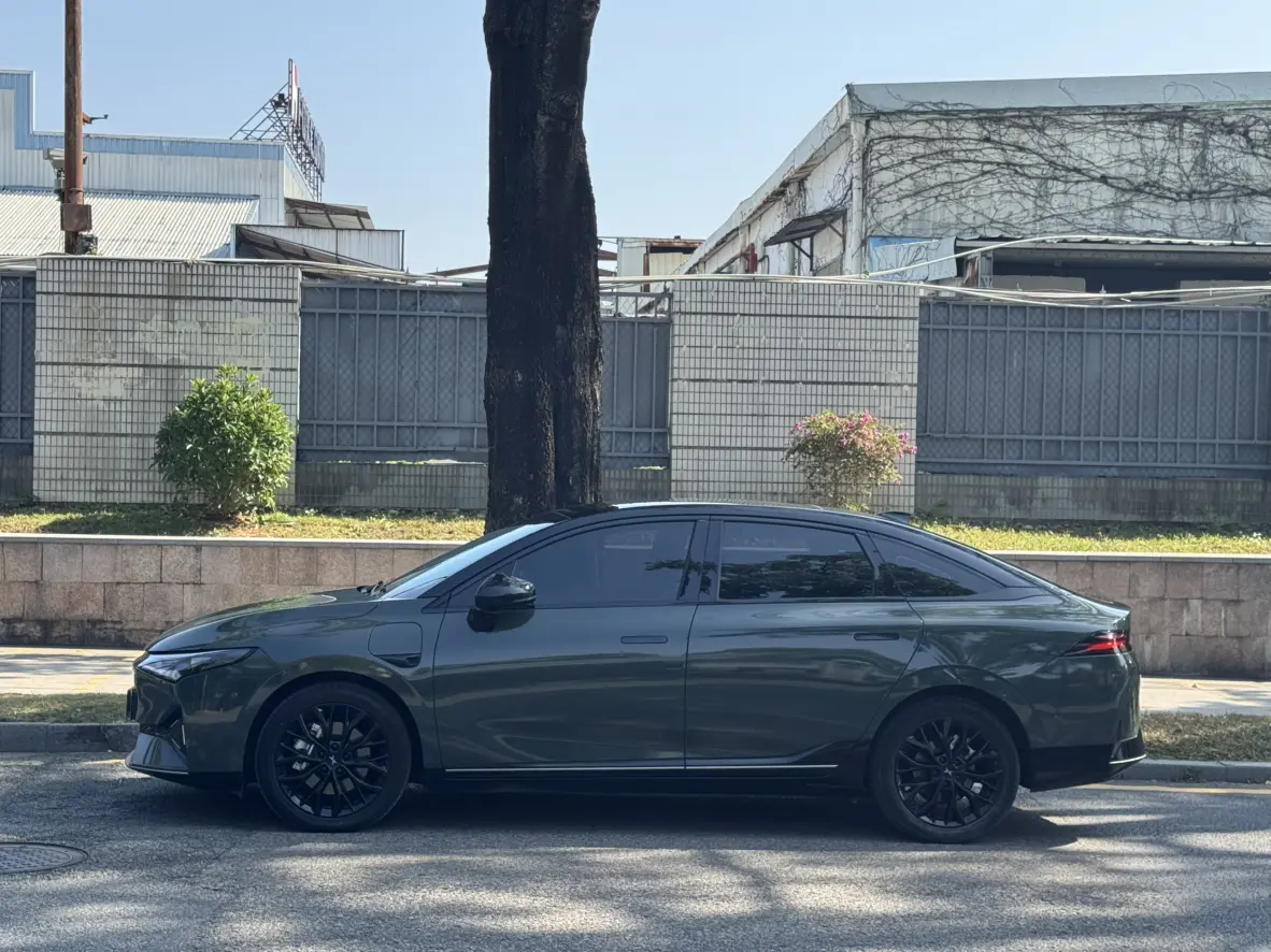 Xpeng P5  из Китая