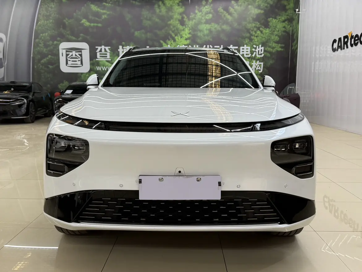 Xpeng G9  из Китая