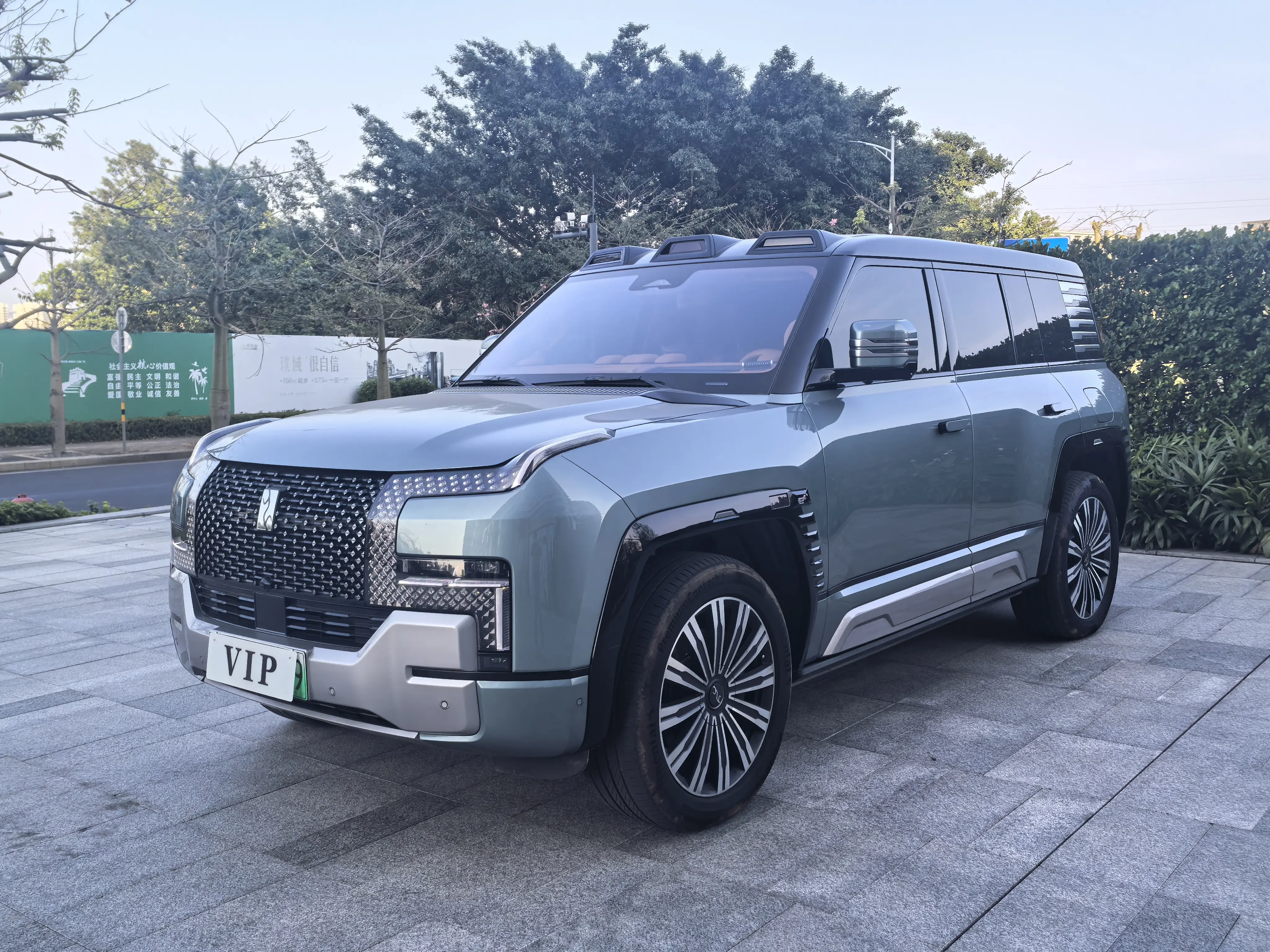 BYD Yangwang U8  из Китая