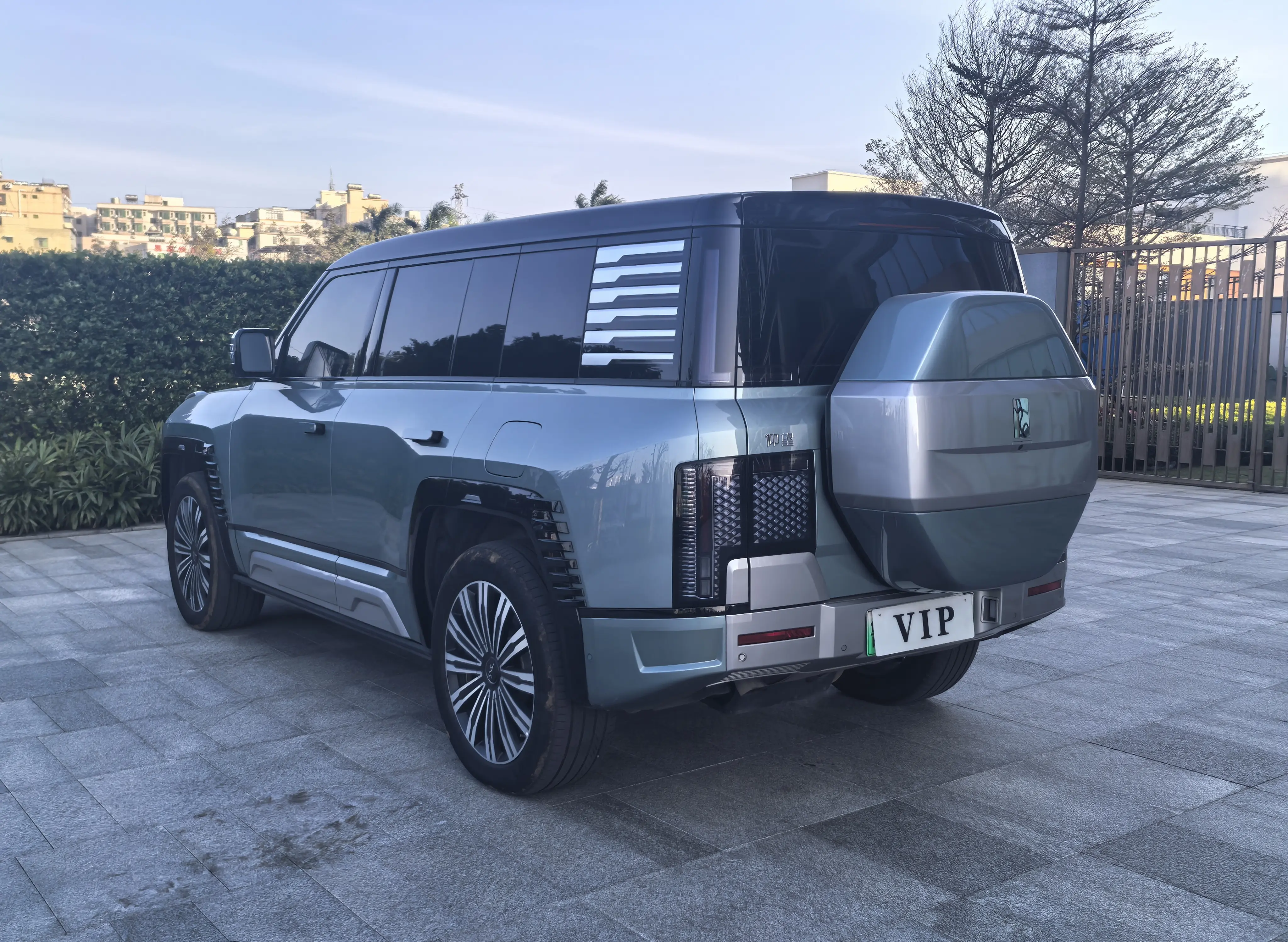 BYD Yangwang U8  из Китая