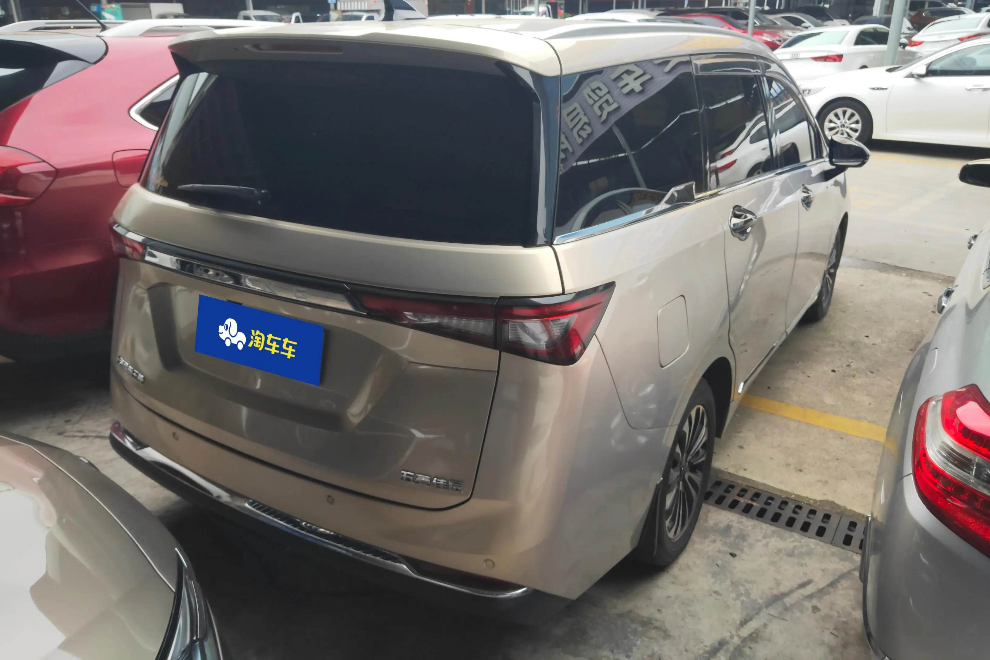 Wuling Jiachen  из Китая