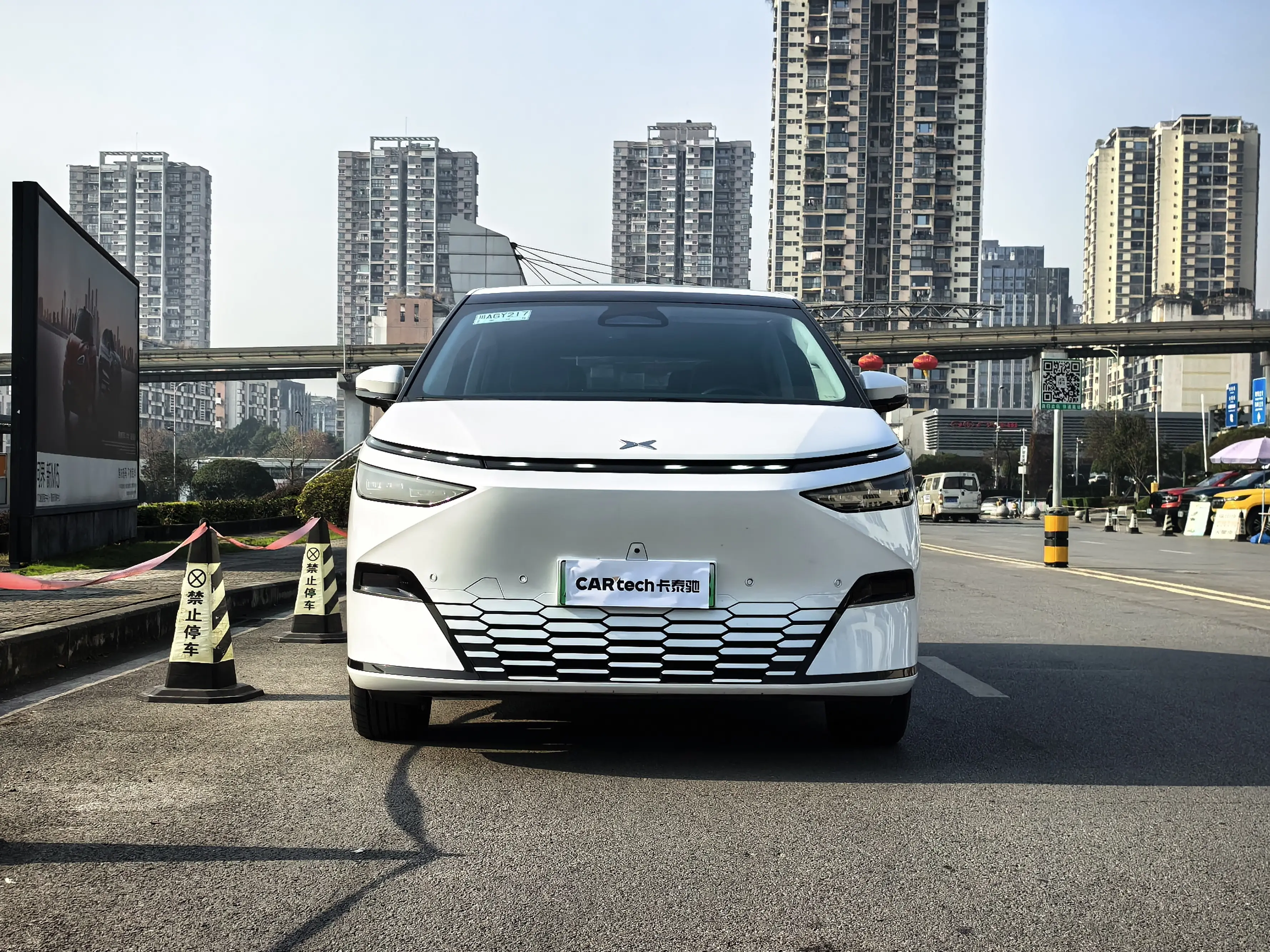 Xpeng X9  из Китая