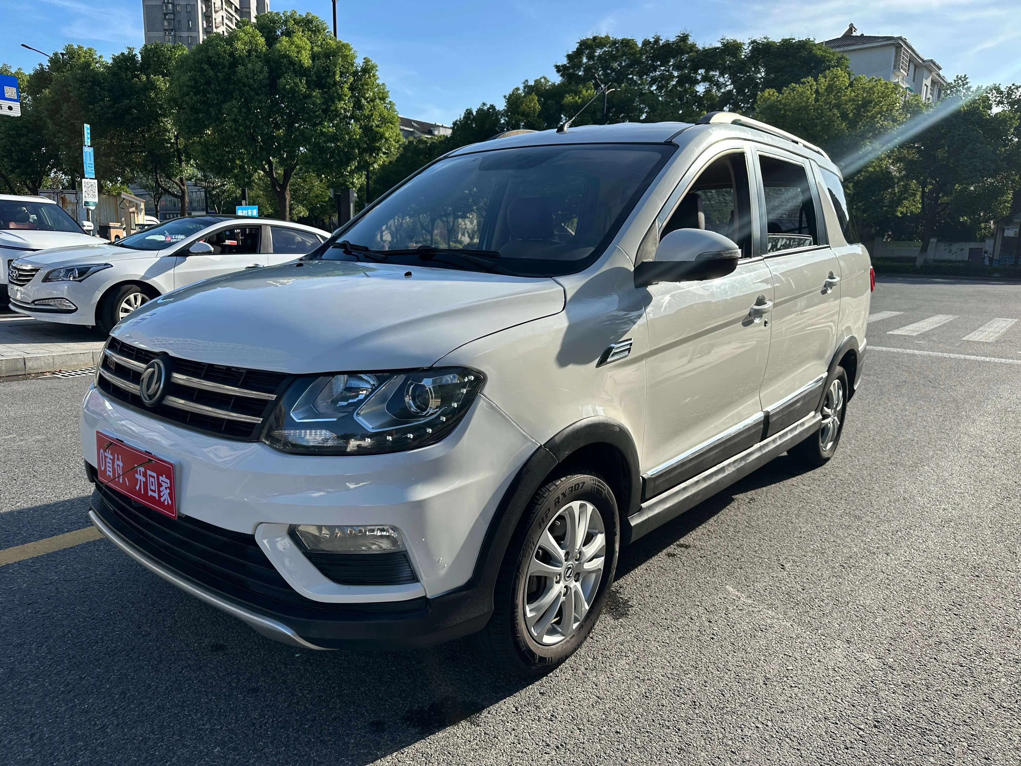 Dongfeng Fengon 370  из Китая