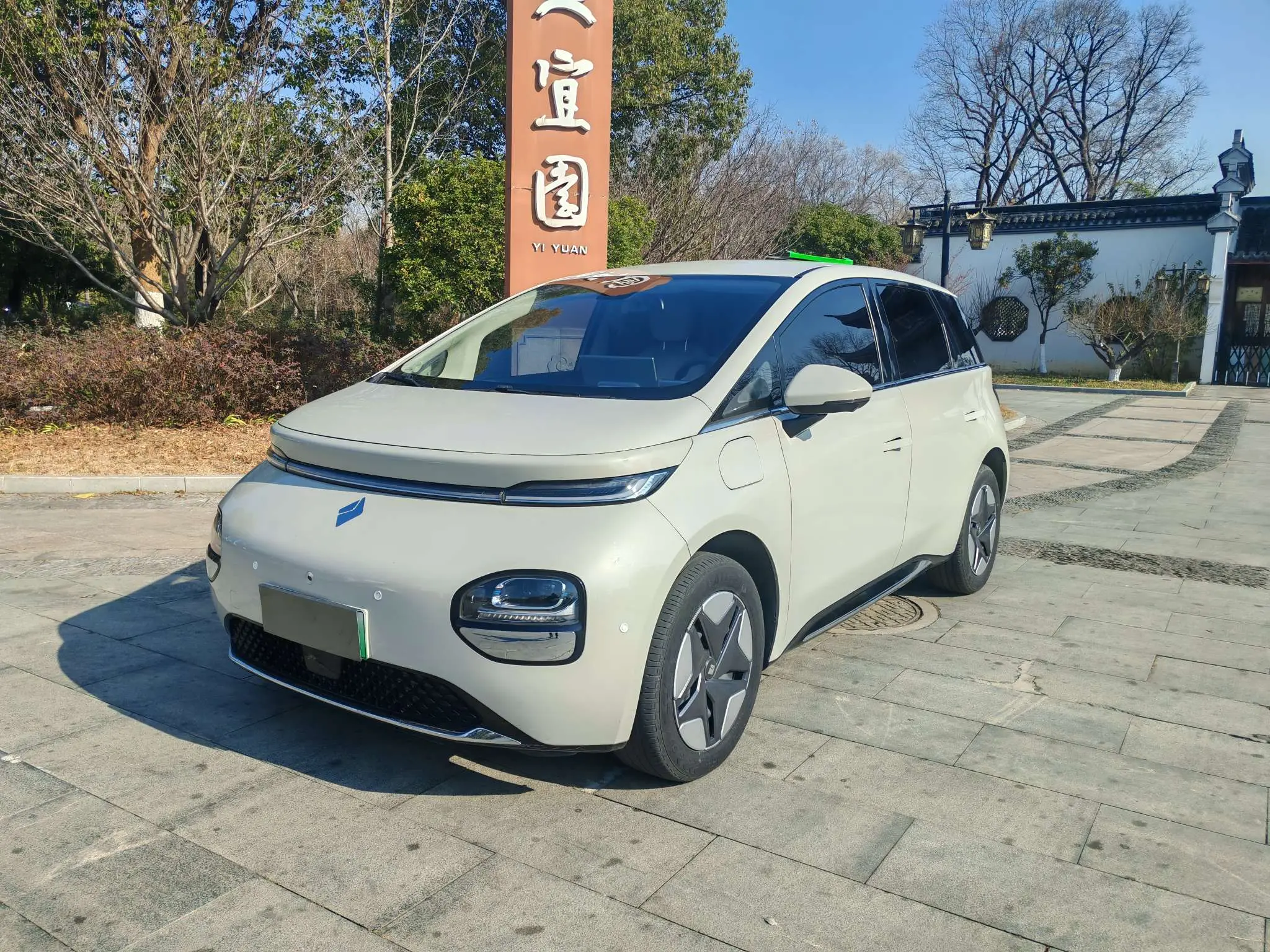 Baojun Clouds  из Китая