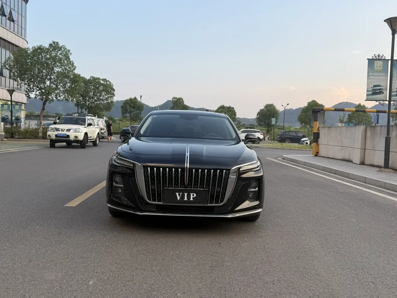 Hongqi H5  из Китая