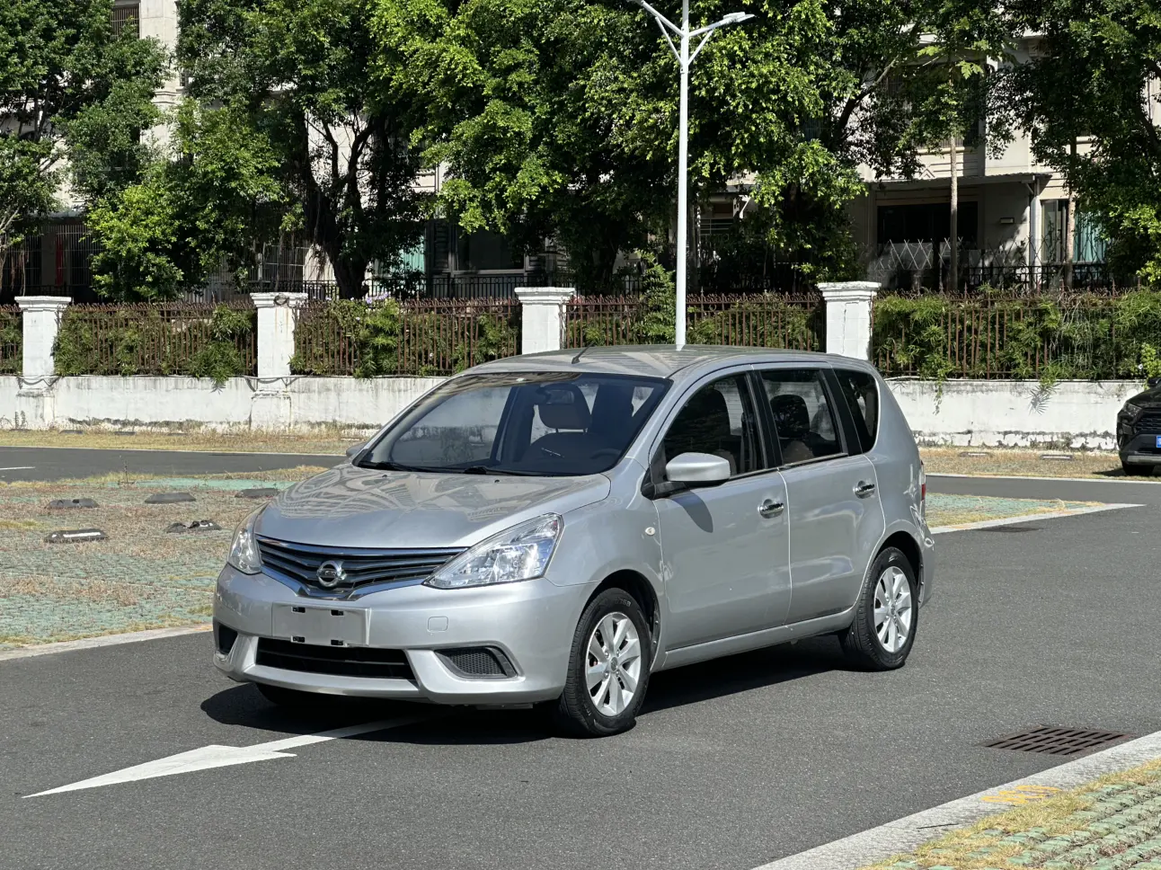 Nissan Li Wei  из Китая