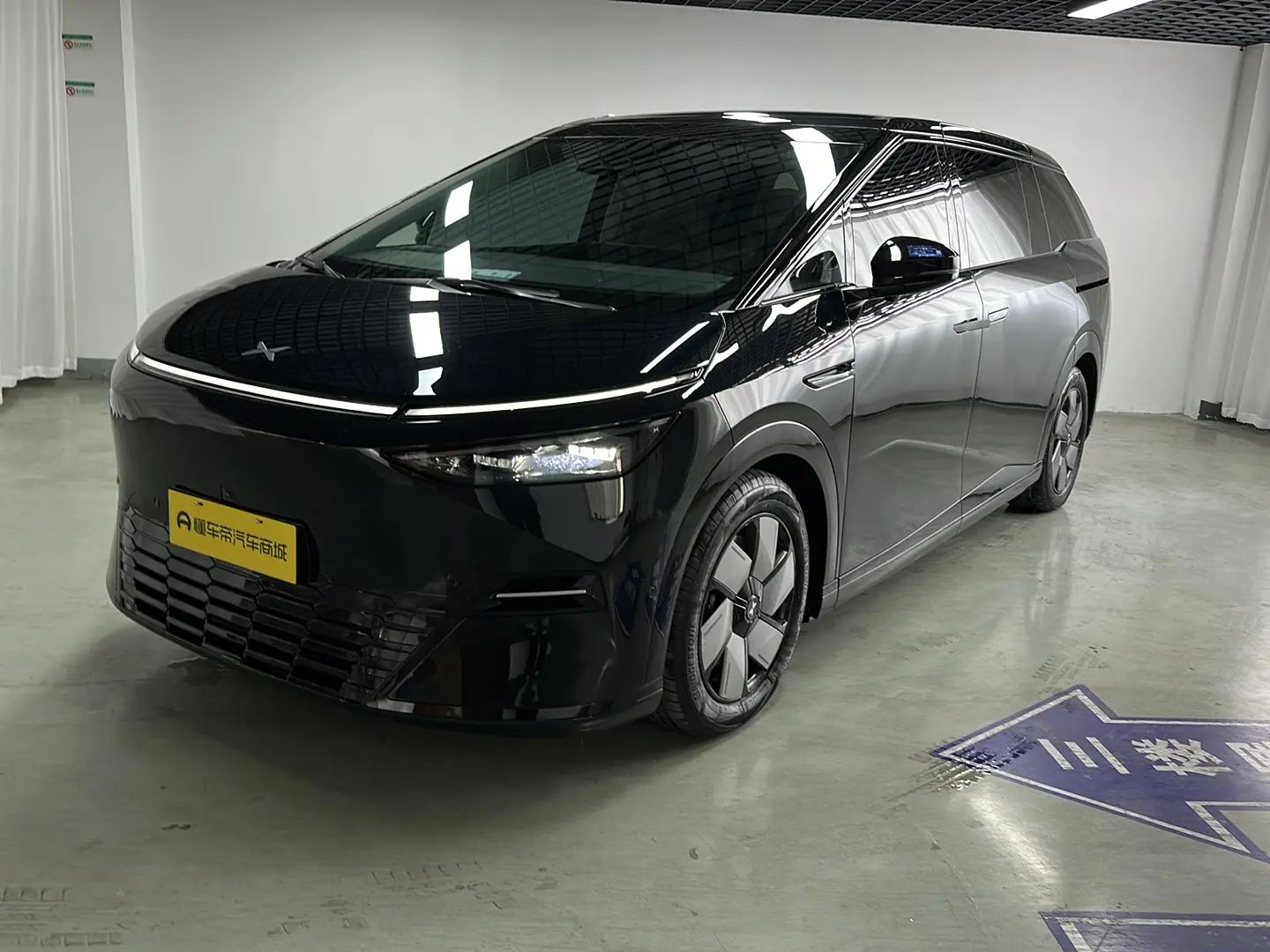 Xpeng X9  из Китая