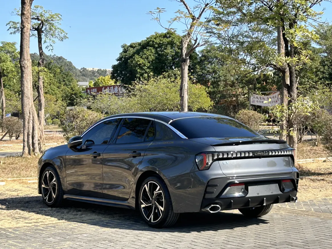 Lynk & Co 03