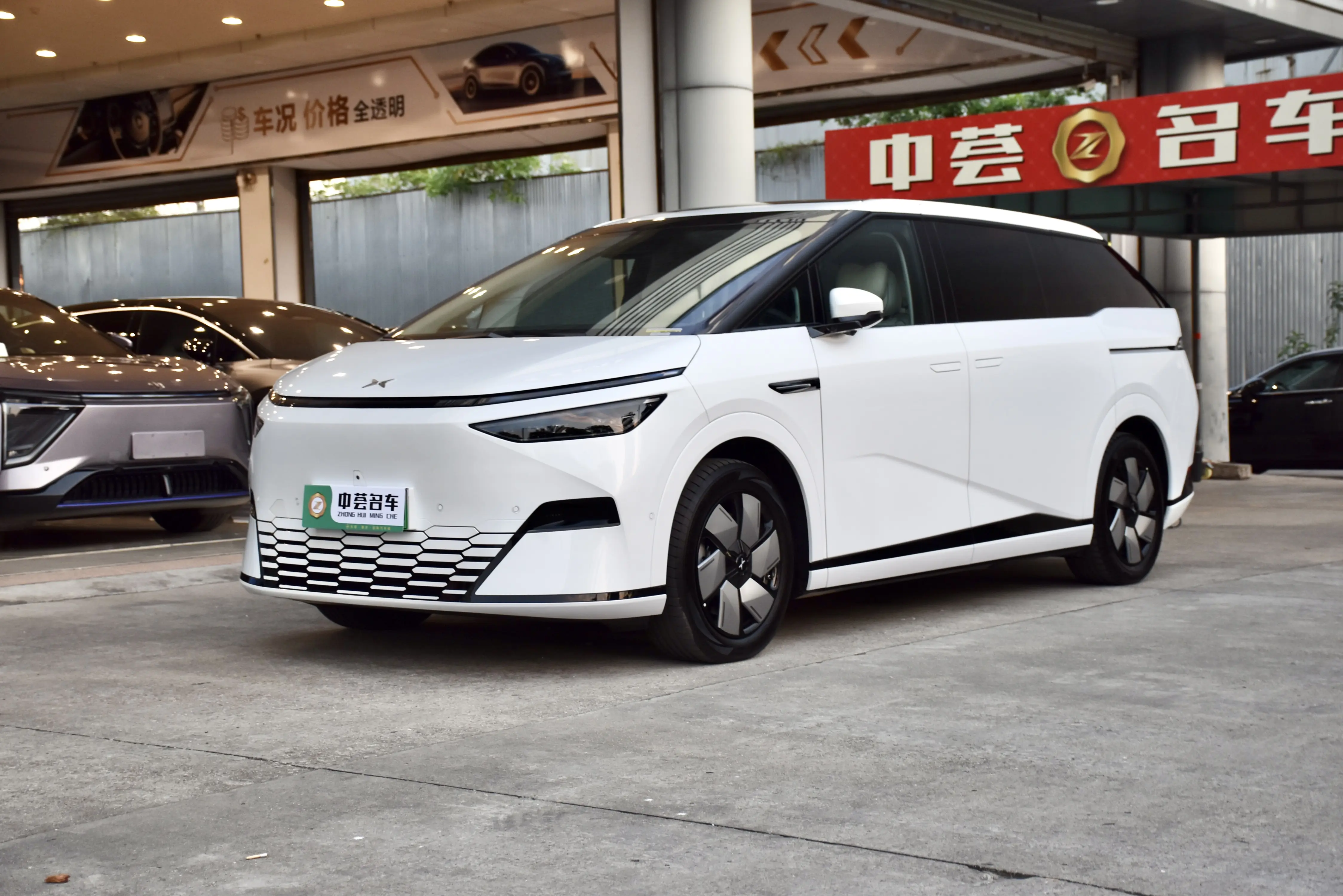 Xpeng X9  из Китая