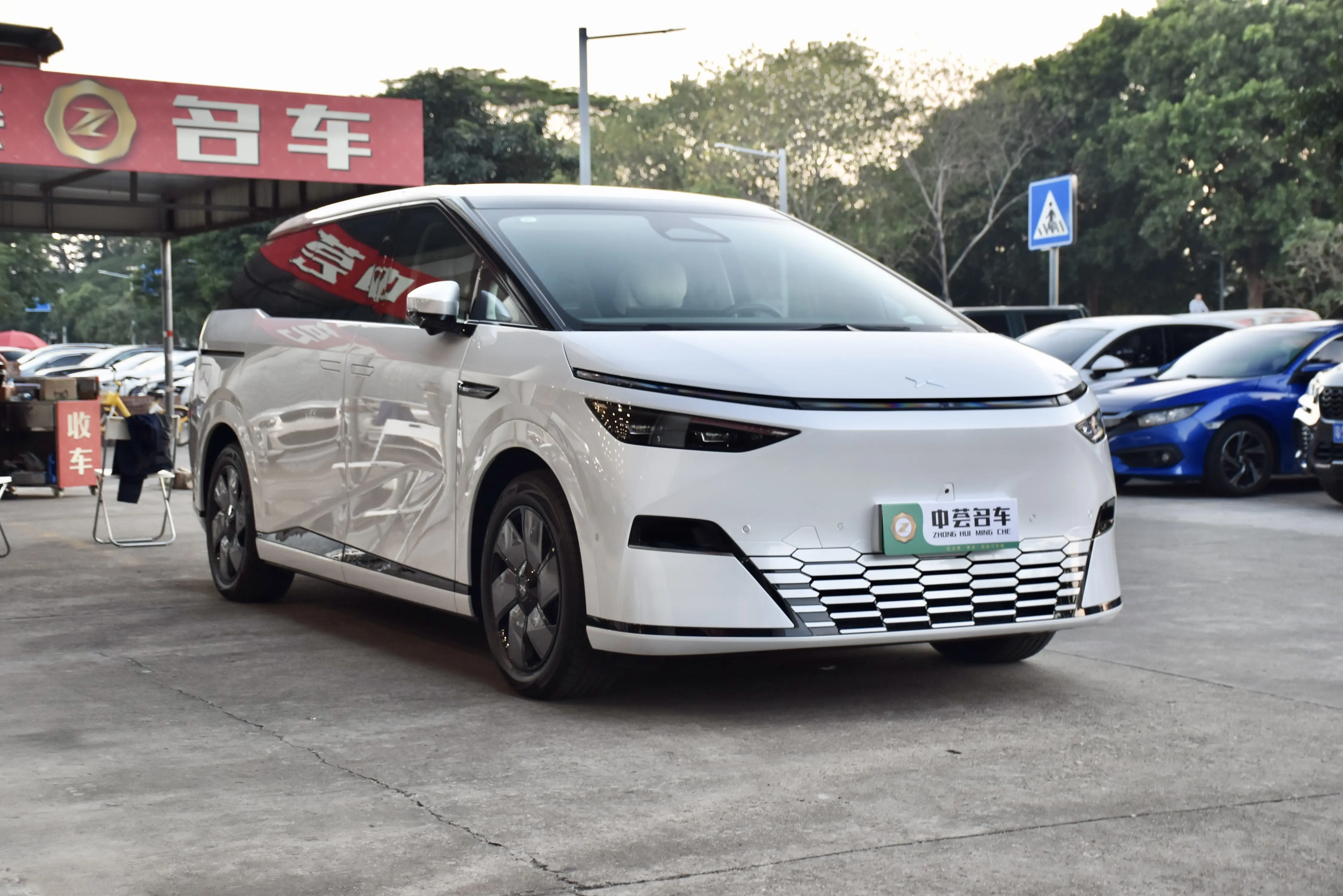 Xpeng X9  из Китая