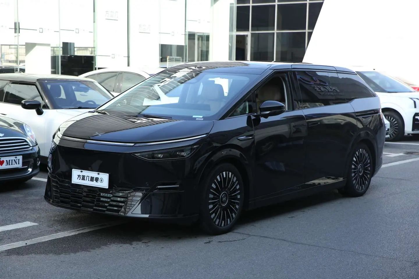 Xpeng X9  из Китая